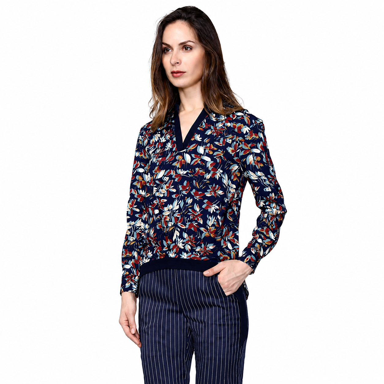 Blusa de satén con escote en pico y estampado de hojas