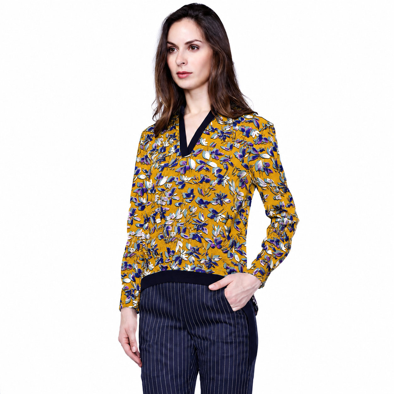 Blusa de satén con escote en pico y estampado de hojas