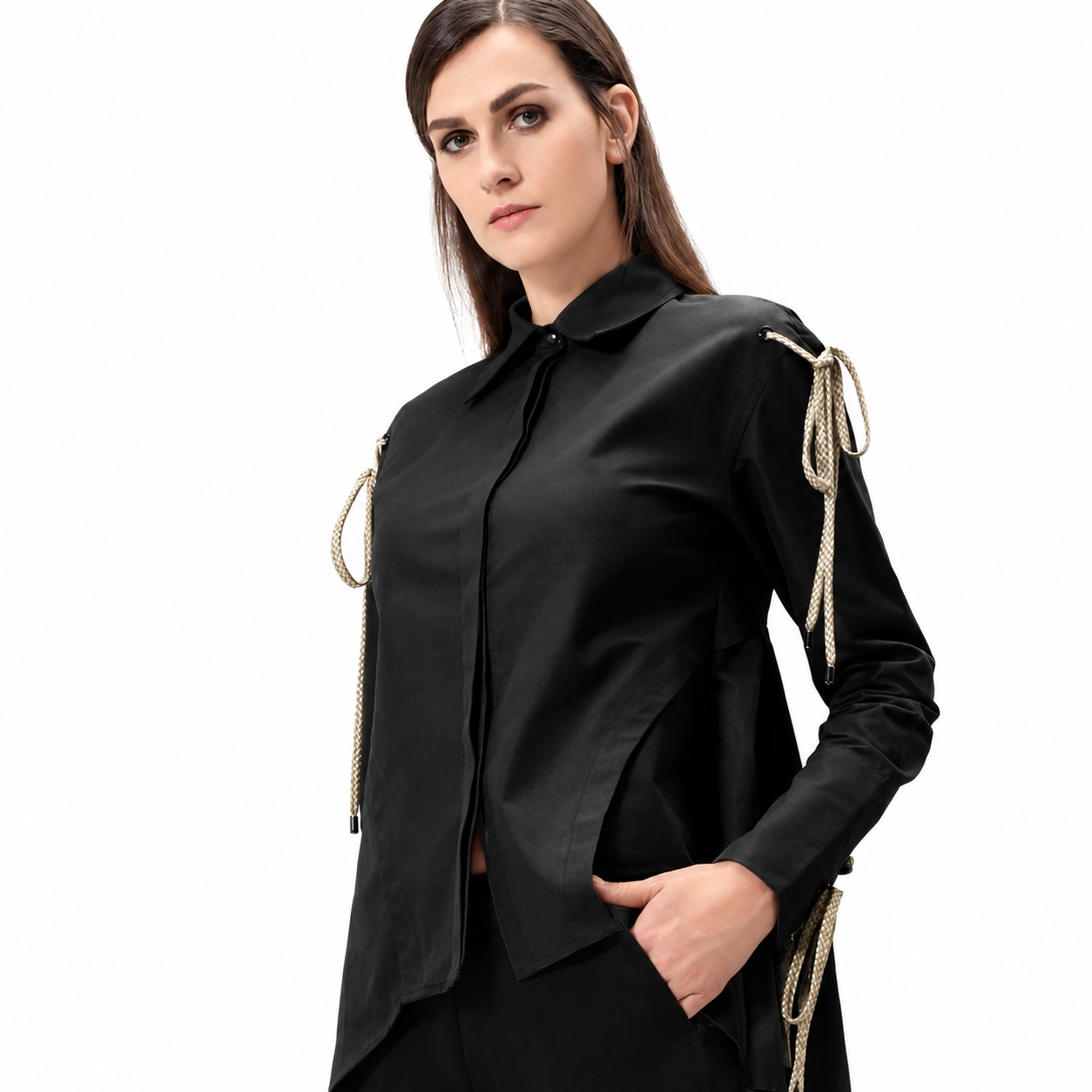 Chemise décorée de passants et au volume évasé dans le dos