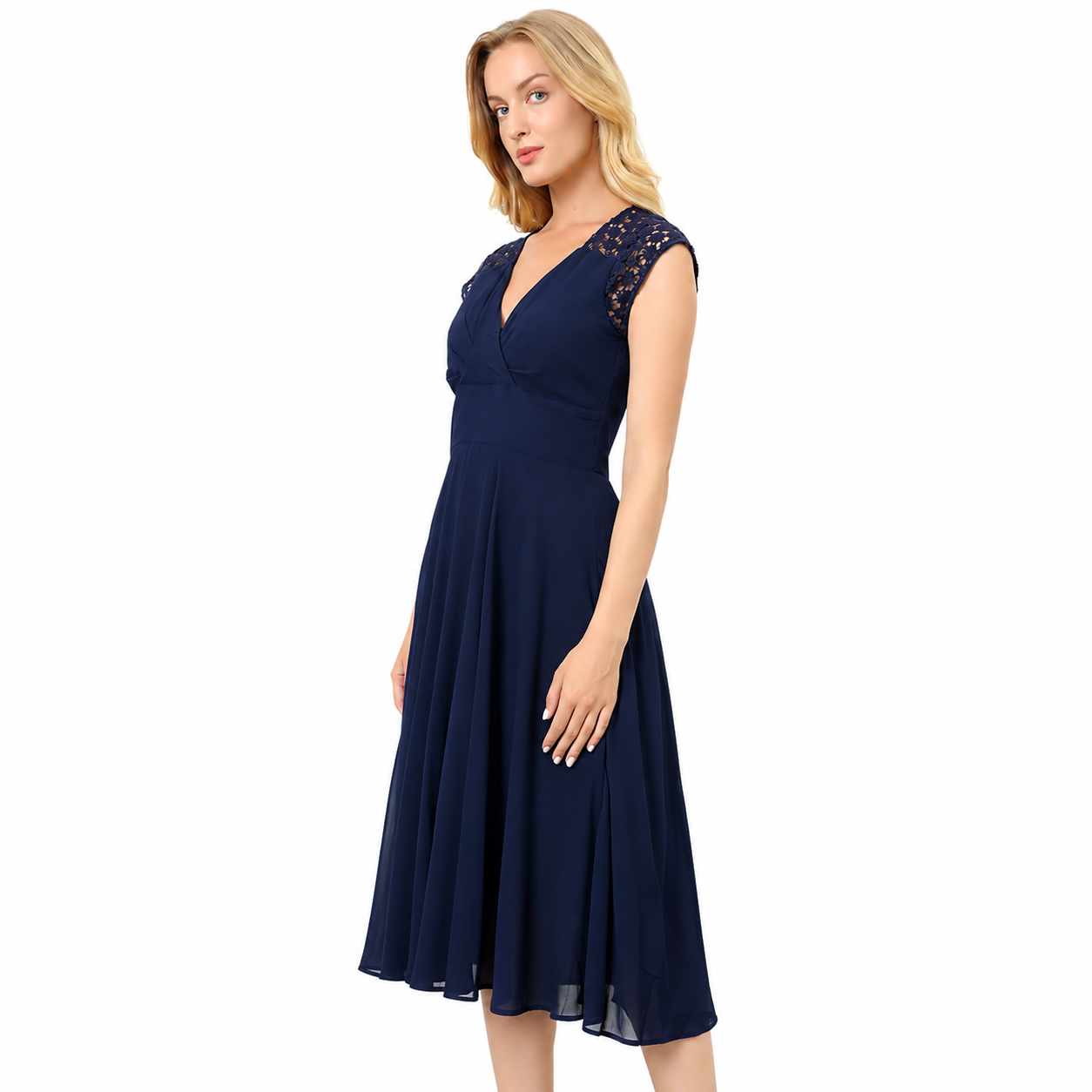 Robe patineuse à empiècement dentelle aux épaules