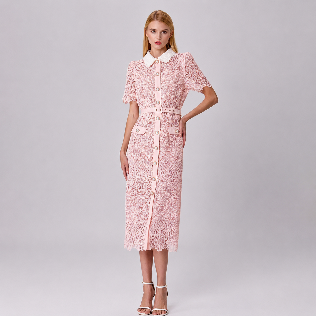 Robe boutonnée en dentelle transparente