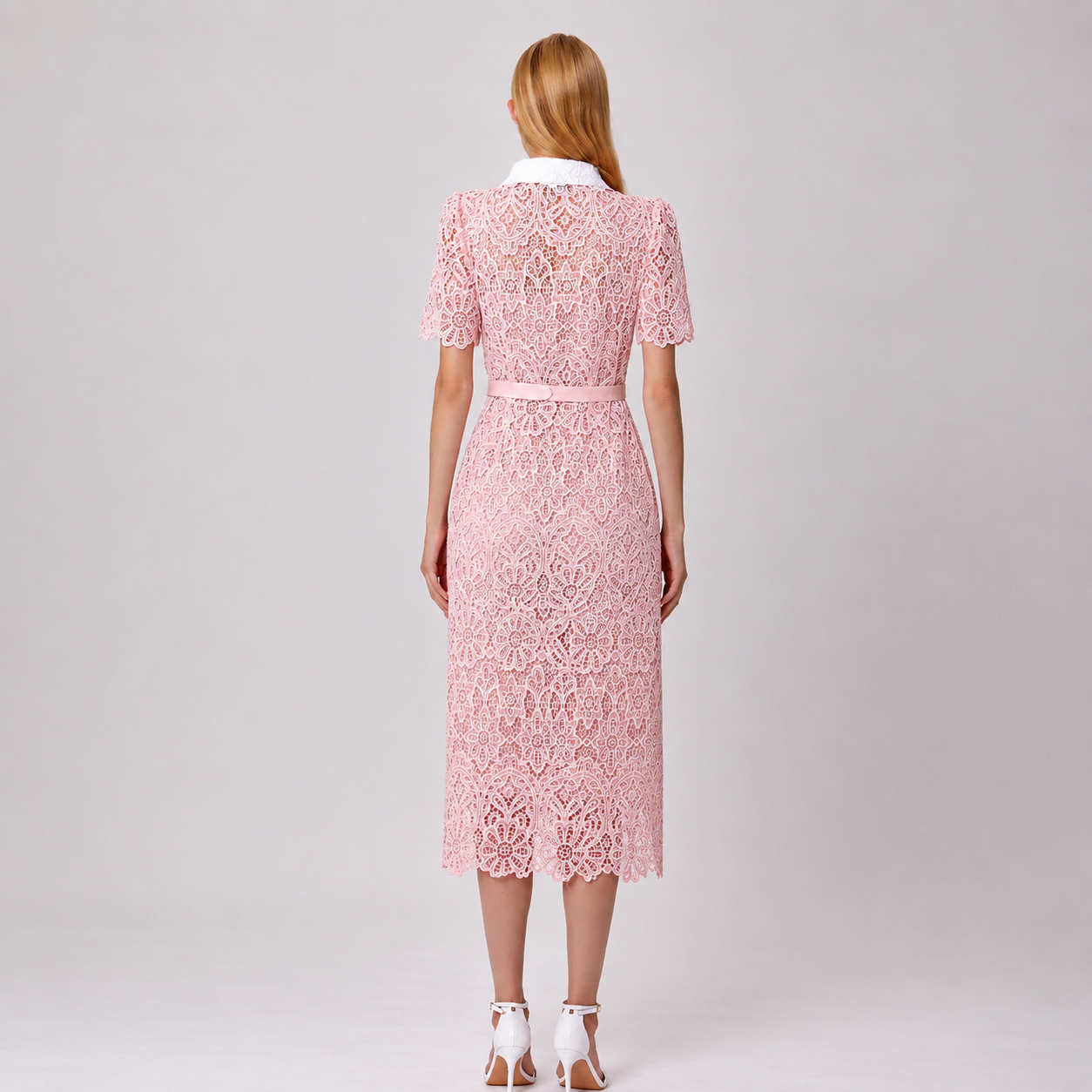 Robe boutonnée en dentelle transparente