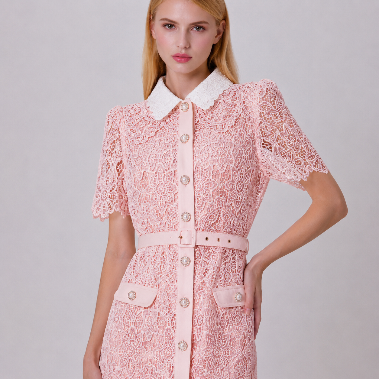 Robe boutonnée en dentelle transparente