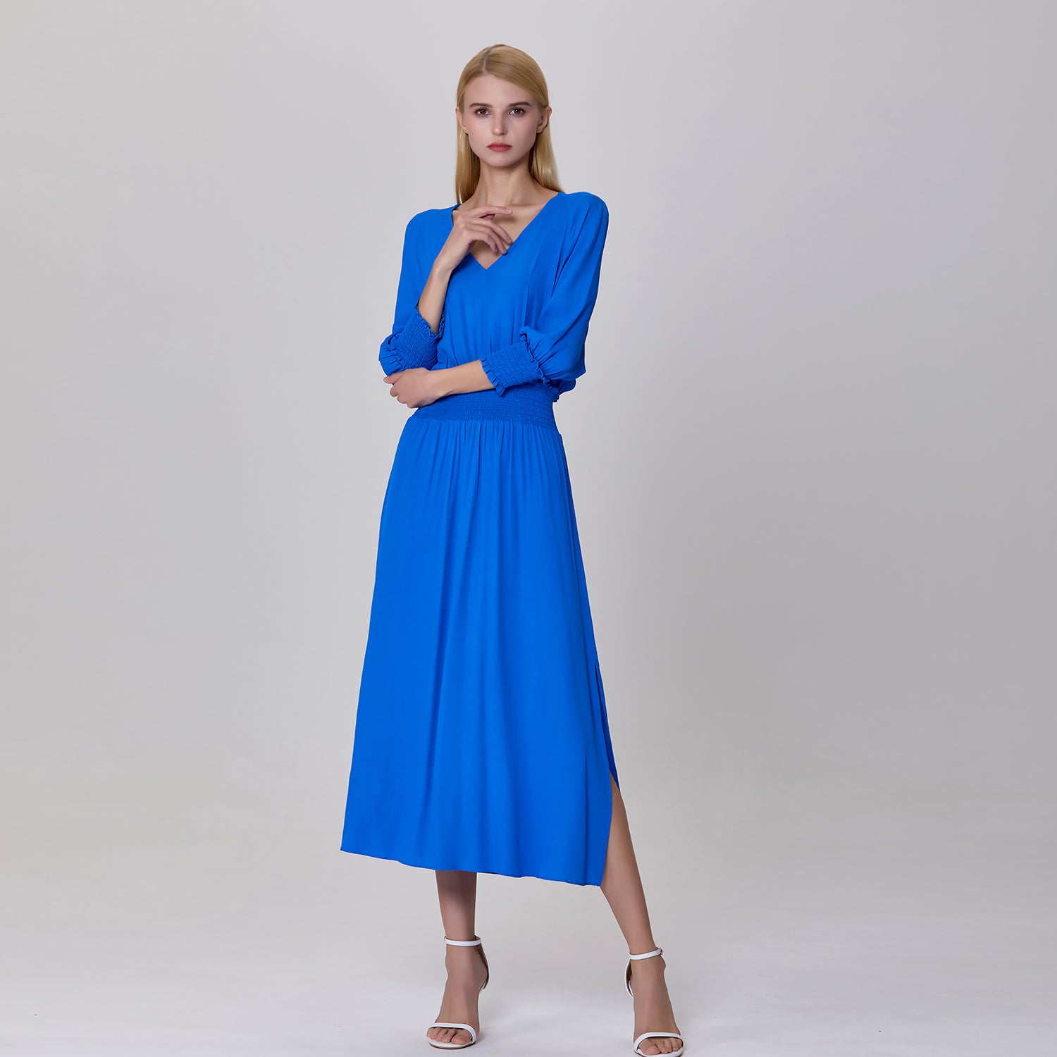 Robe à smocks ajustée et évasée avec décolleté en V