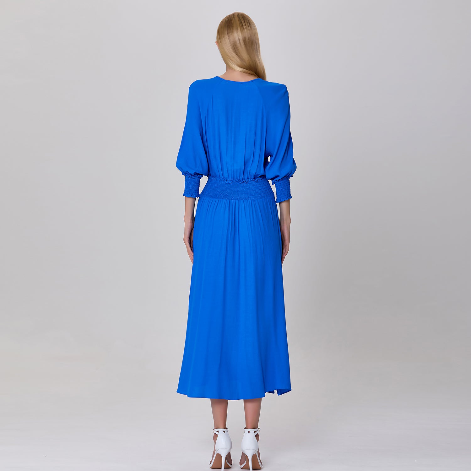 Robe à smocks ajustée et évasée avec décolleté en V