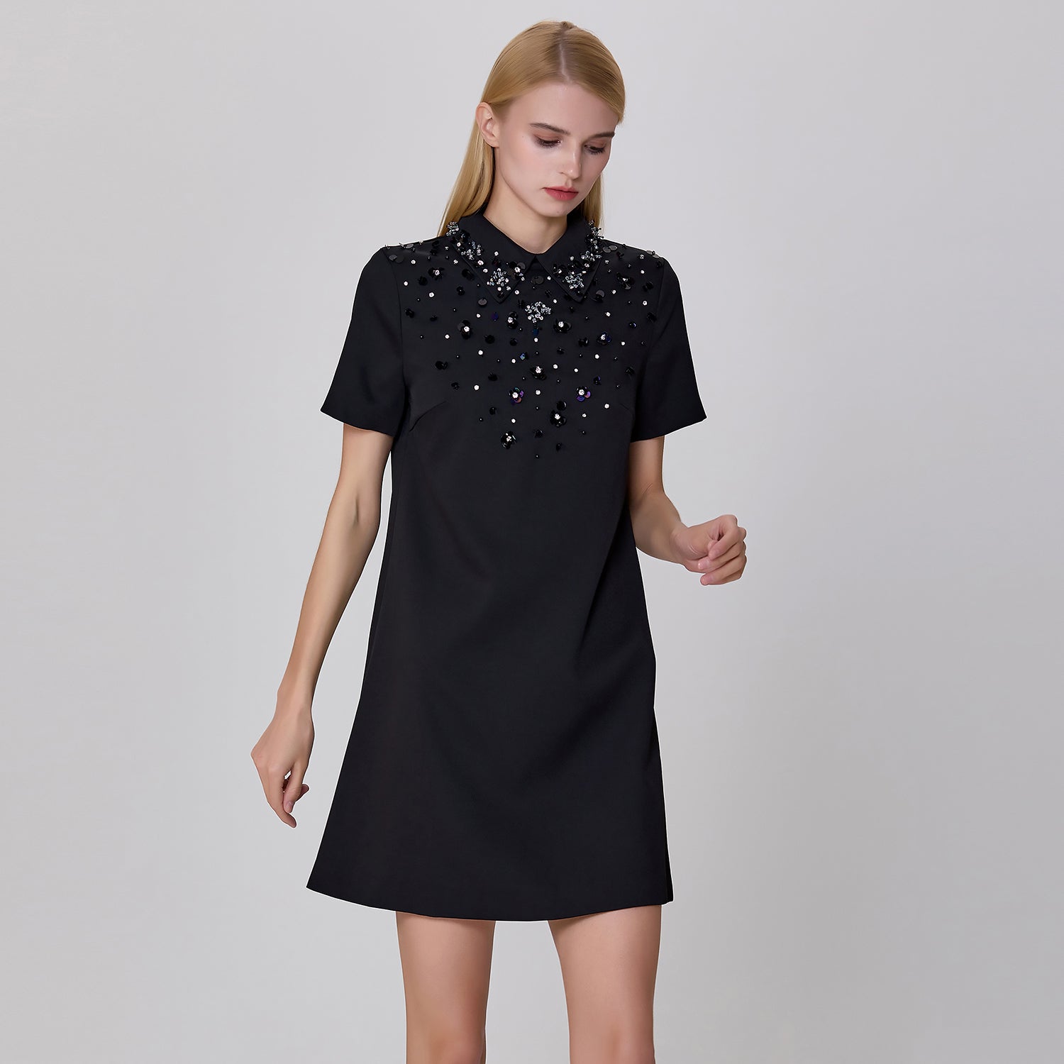 Robe chemise droite à broderies