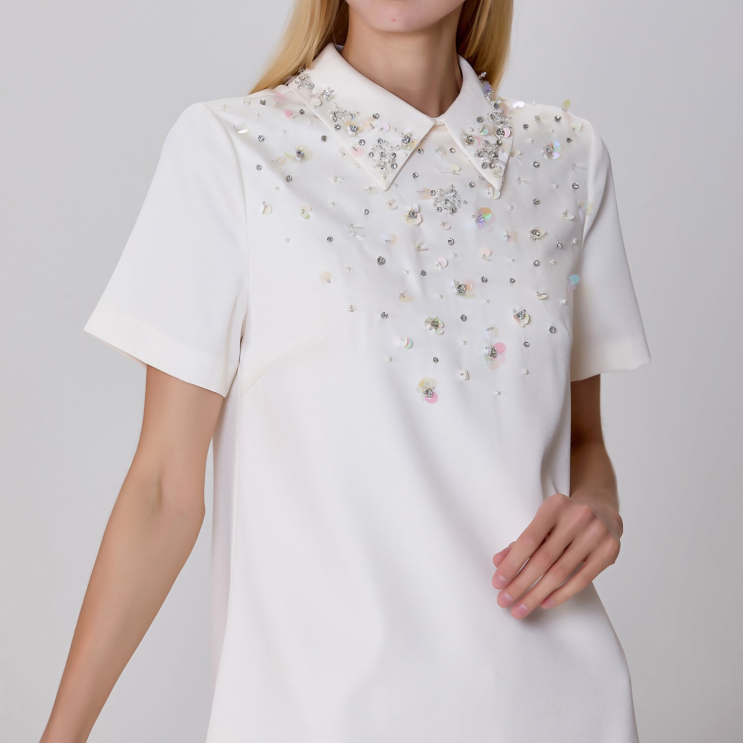 Robe chemise droite à broderies