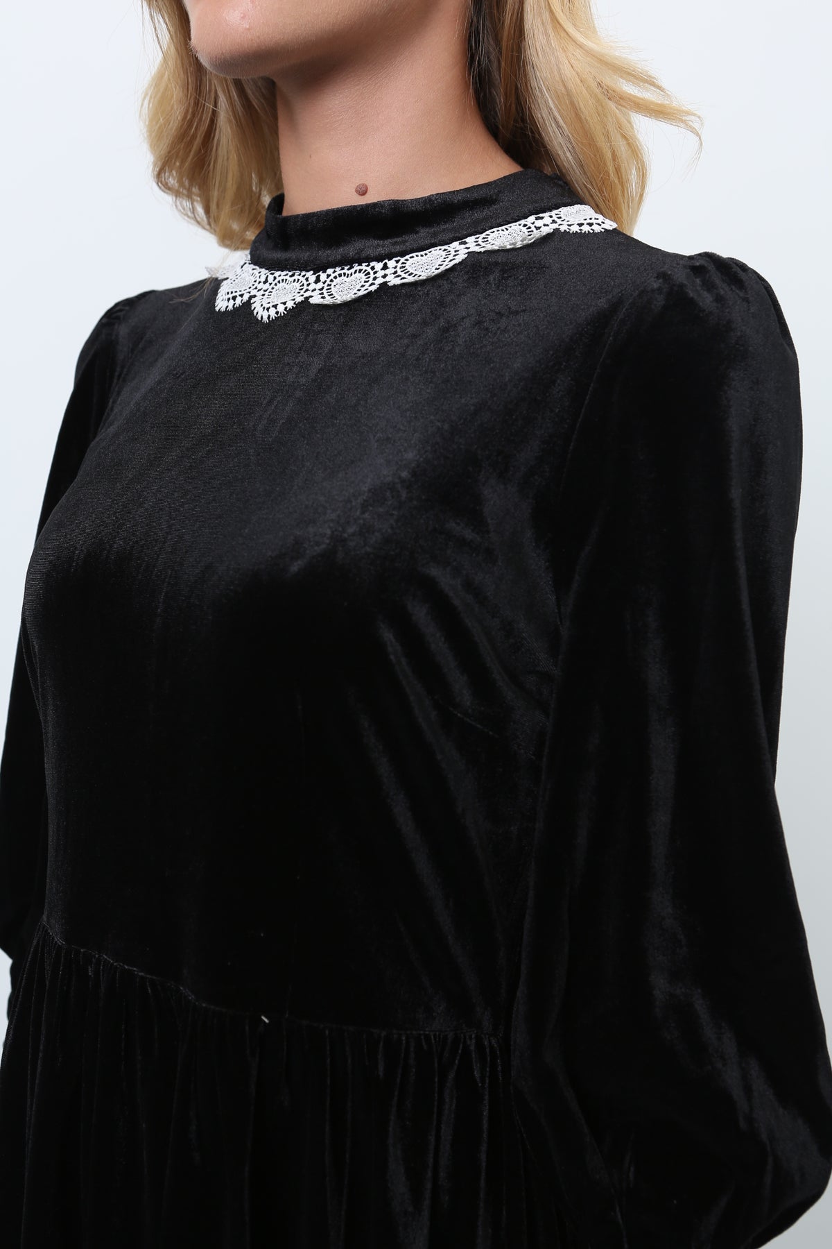 Short skater dress with lace appliqué collar