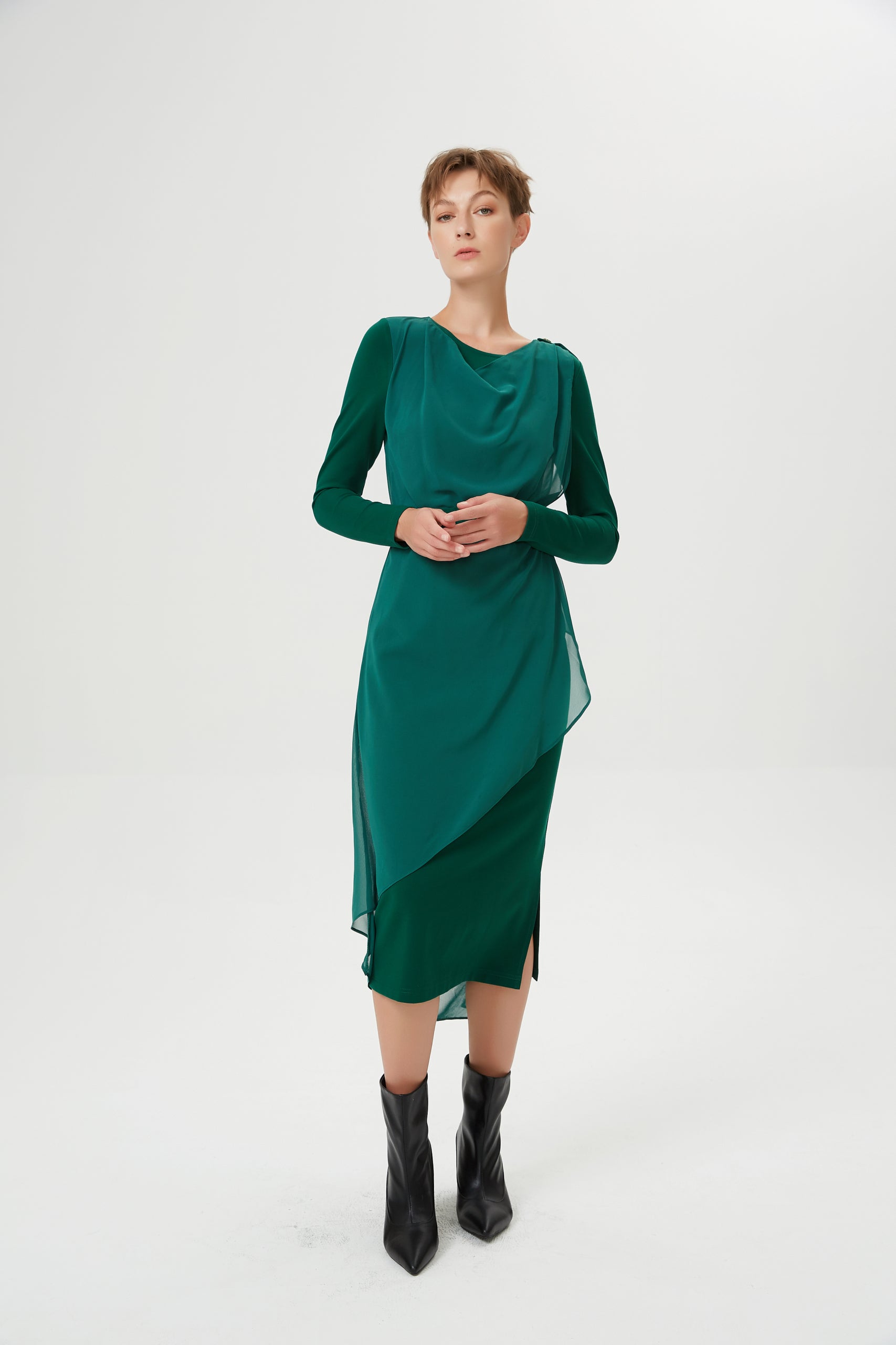 Robe asymétrique ajustée en mousseline et jersey