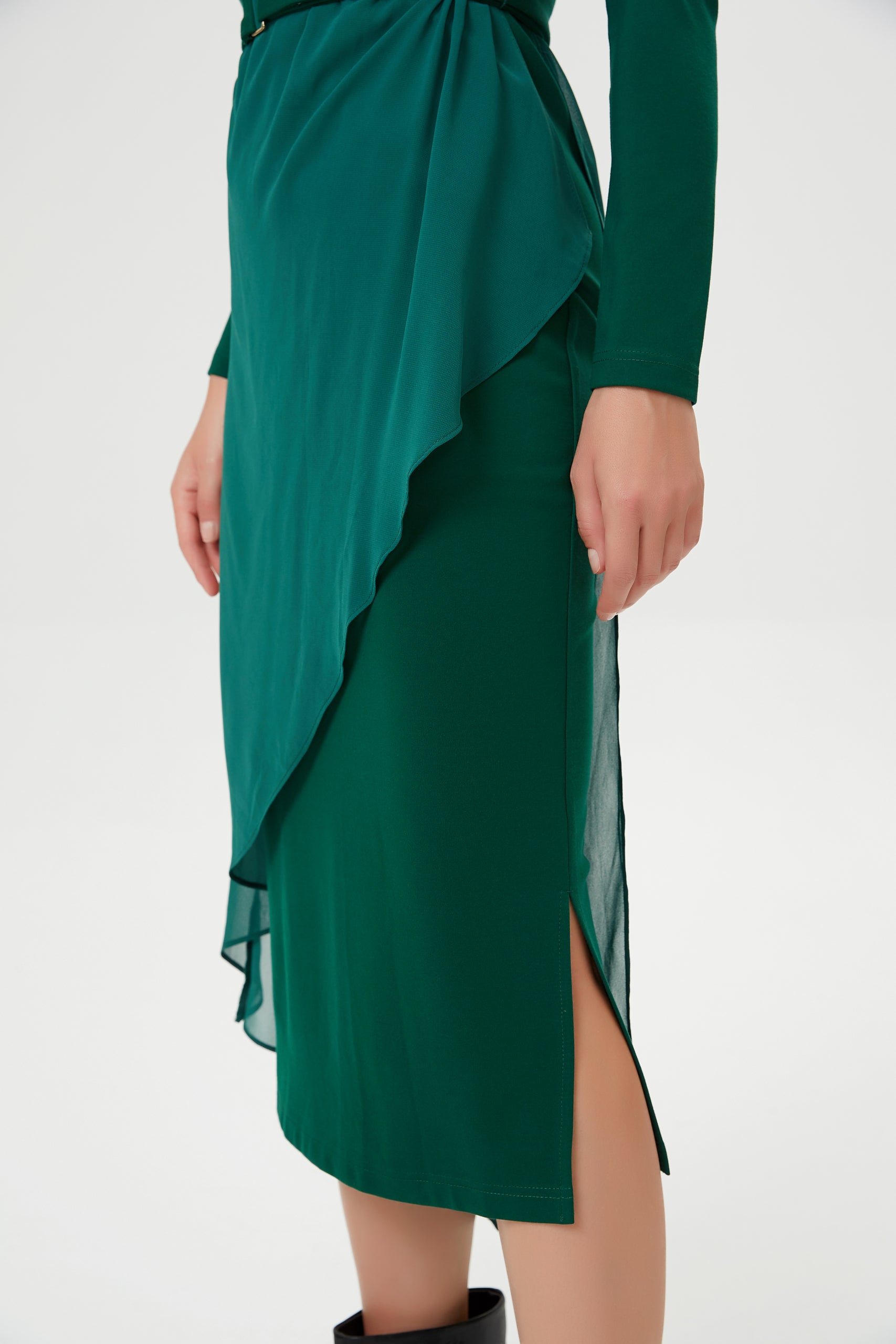Robe asymétrique ajustée en mousseline et jersey