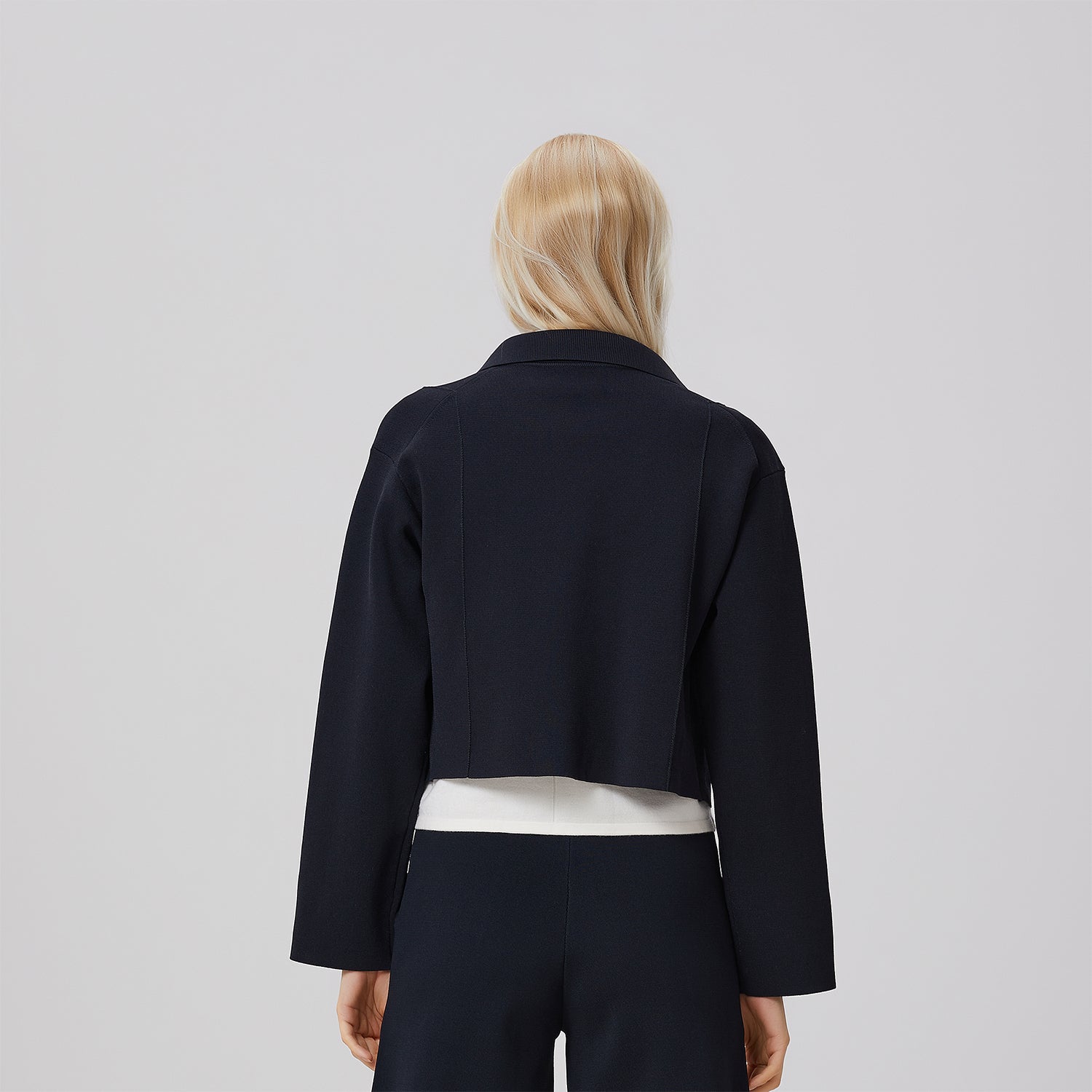Veste courte minimaliste en maille avec zip