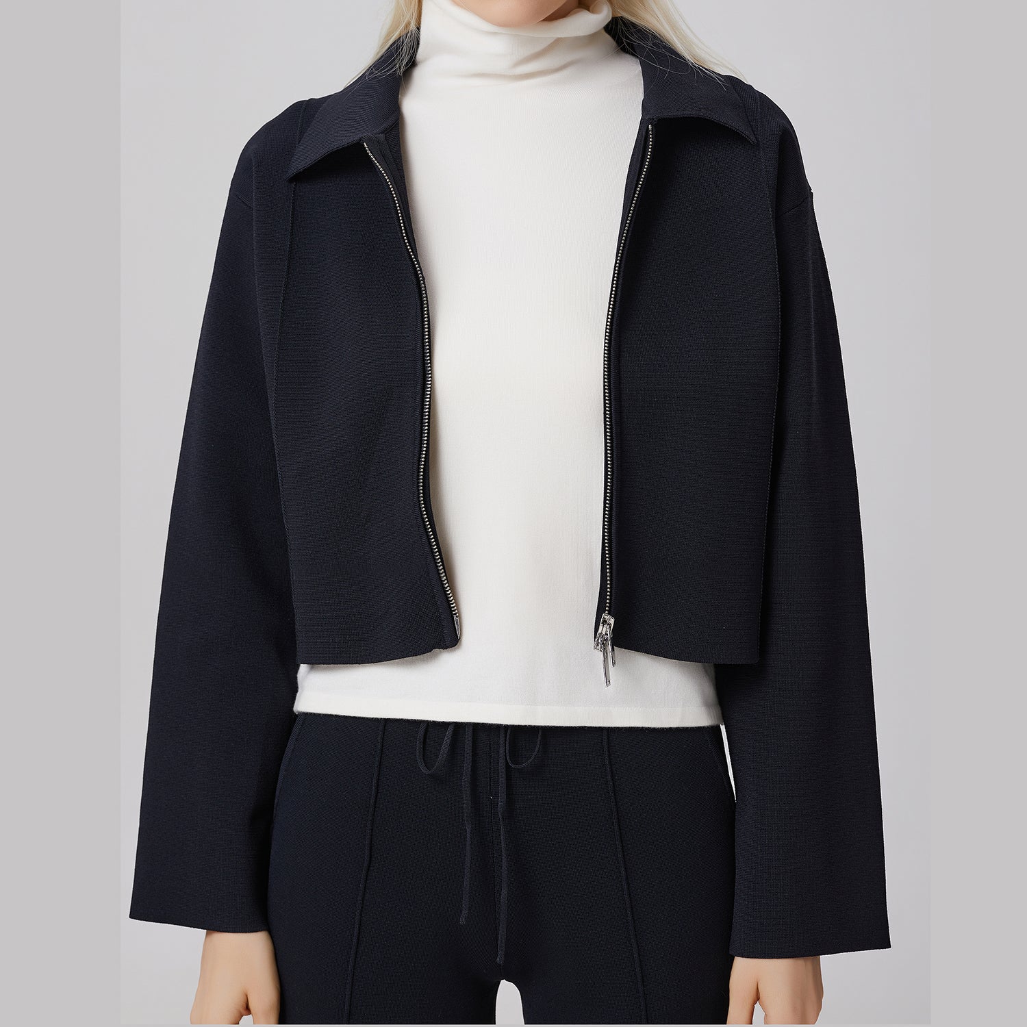 Veste courte minimaliste en maille avec zip