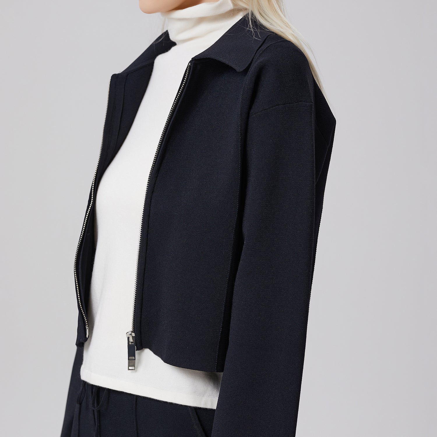 Veste courte minimaliste en maille avec zip