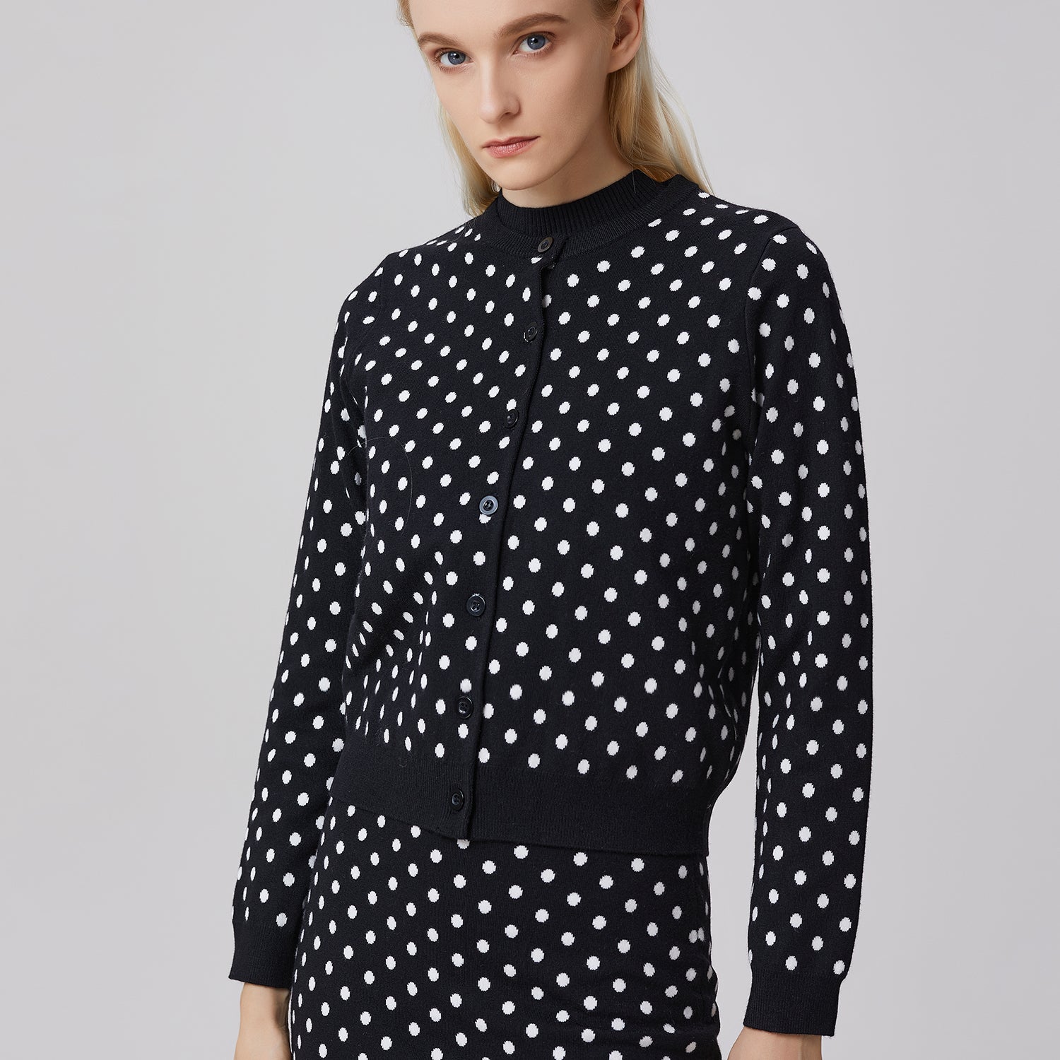 Cardigan tricoté à pois