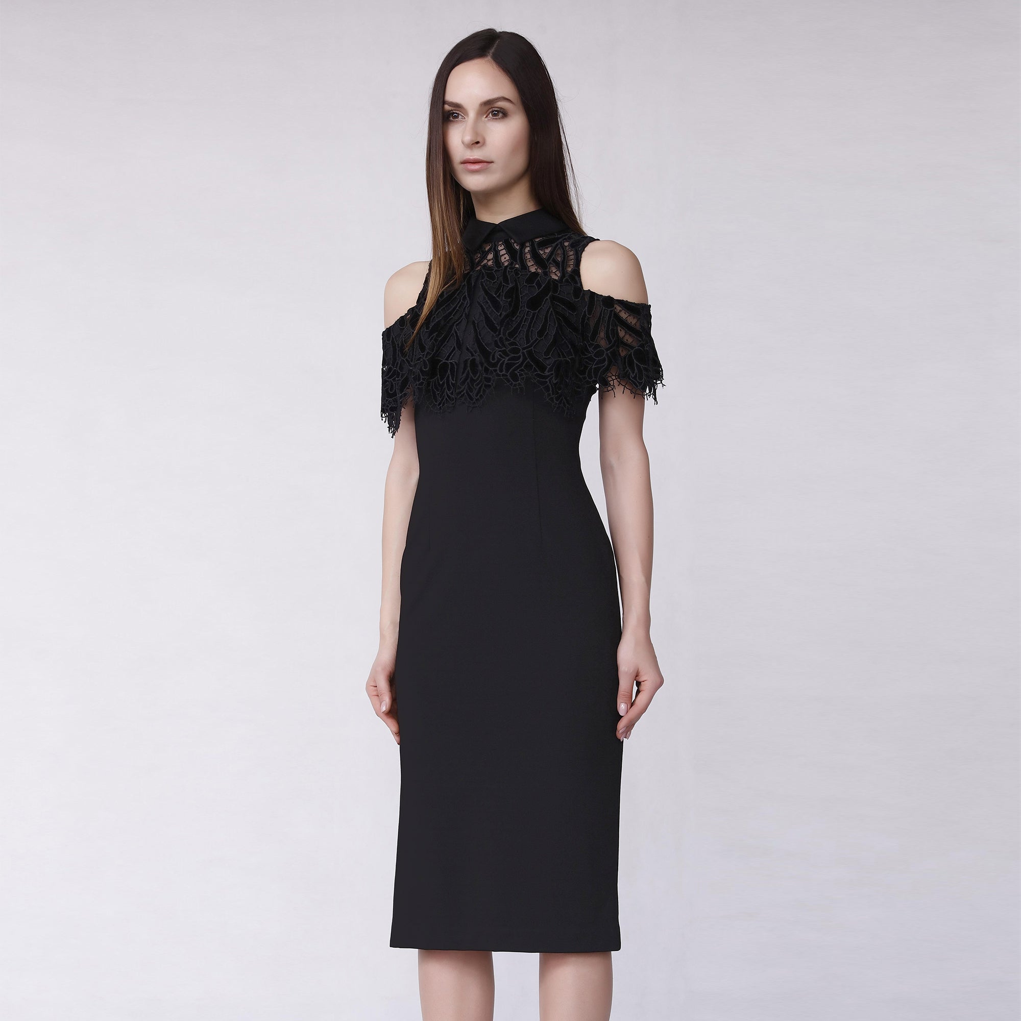 Robe ajustée à épaules dénudées et volant dentelle