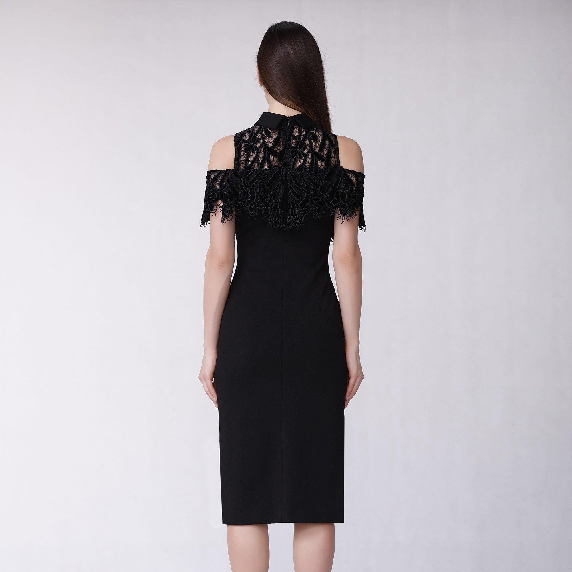 Robe ajustée à épaules dénudées et volant dentelle