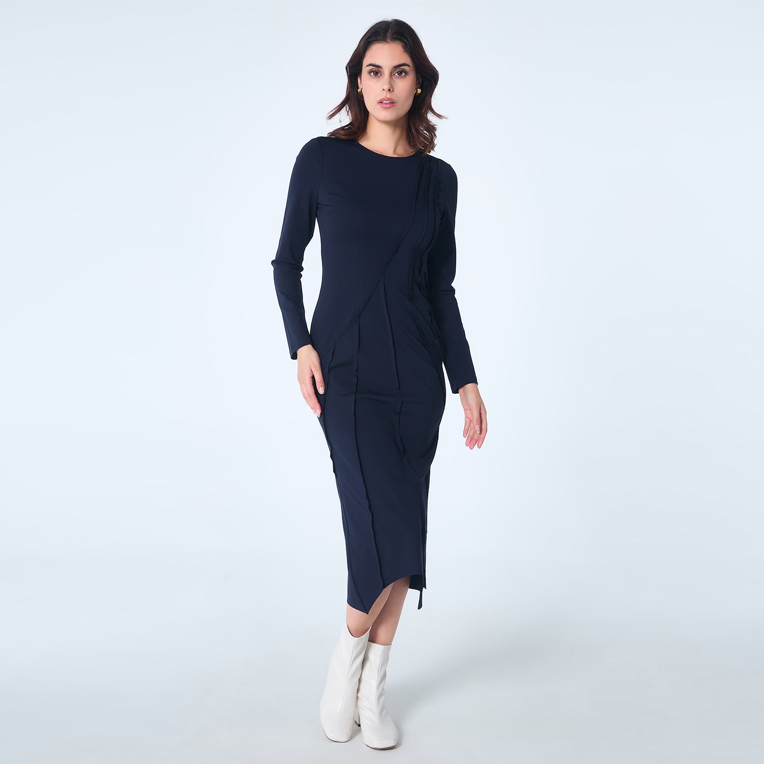 Robe asymetrique à découpes structurées