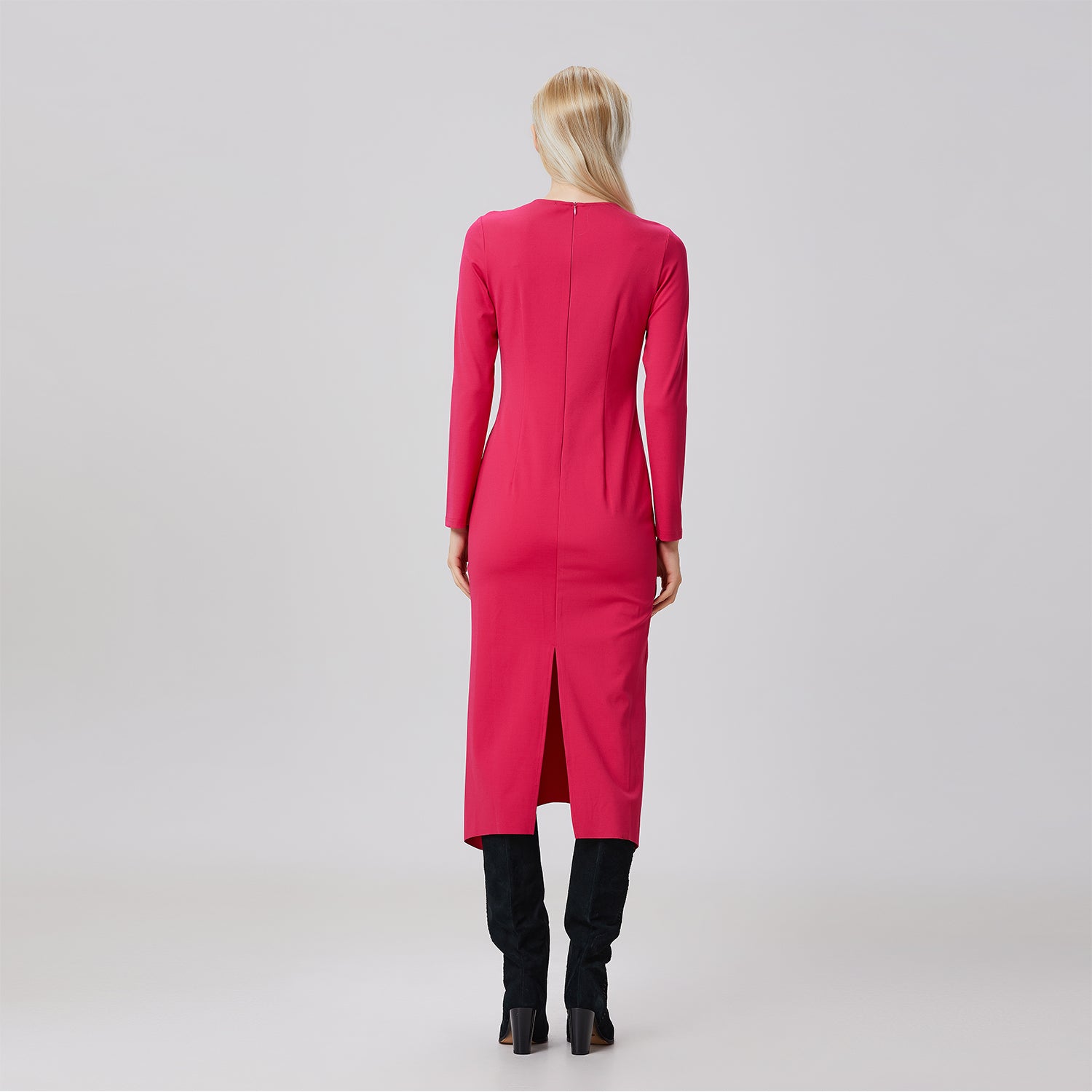 Robe asymetrique à découpes structurées