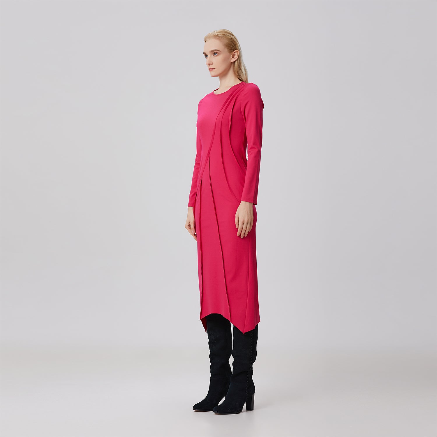 Robe asymetrique à découpes structurées