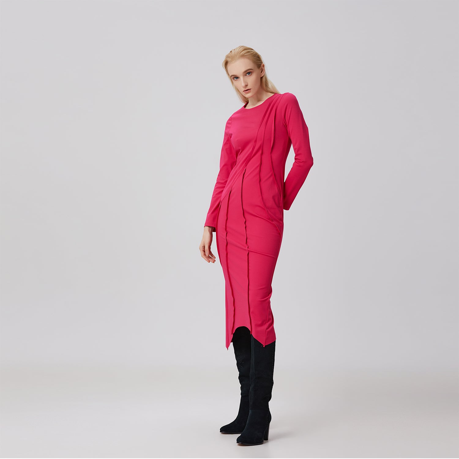 Robe asymetrique à découpes structurées