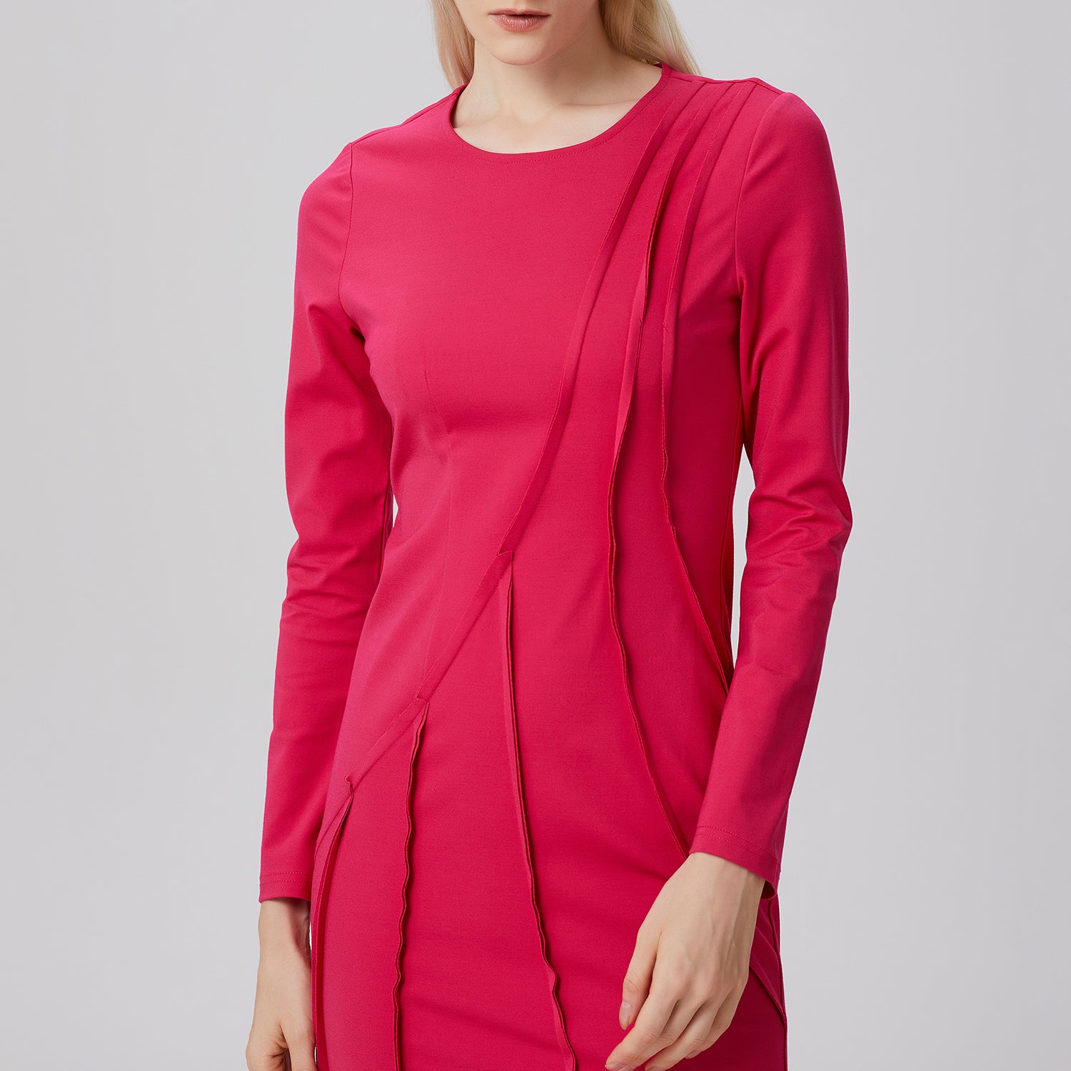 Robe asymetrique à découpes structurées