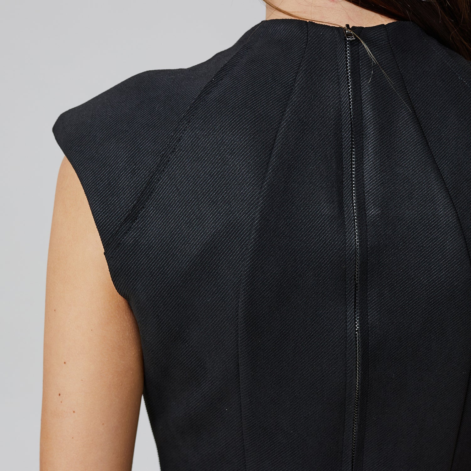 Robe courte ajustée à col V