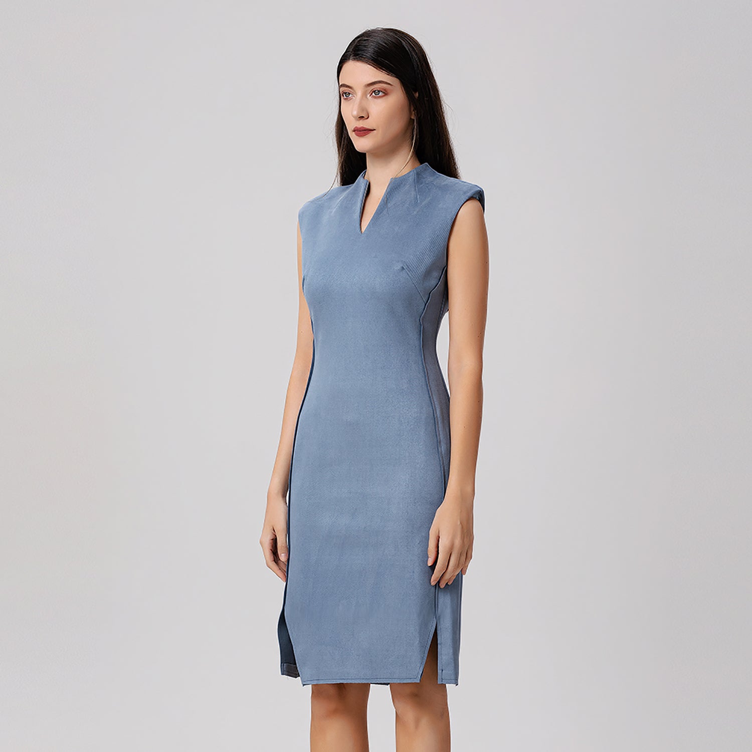 Robe courte ajustée à col V