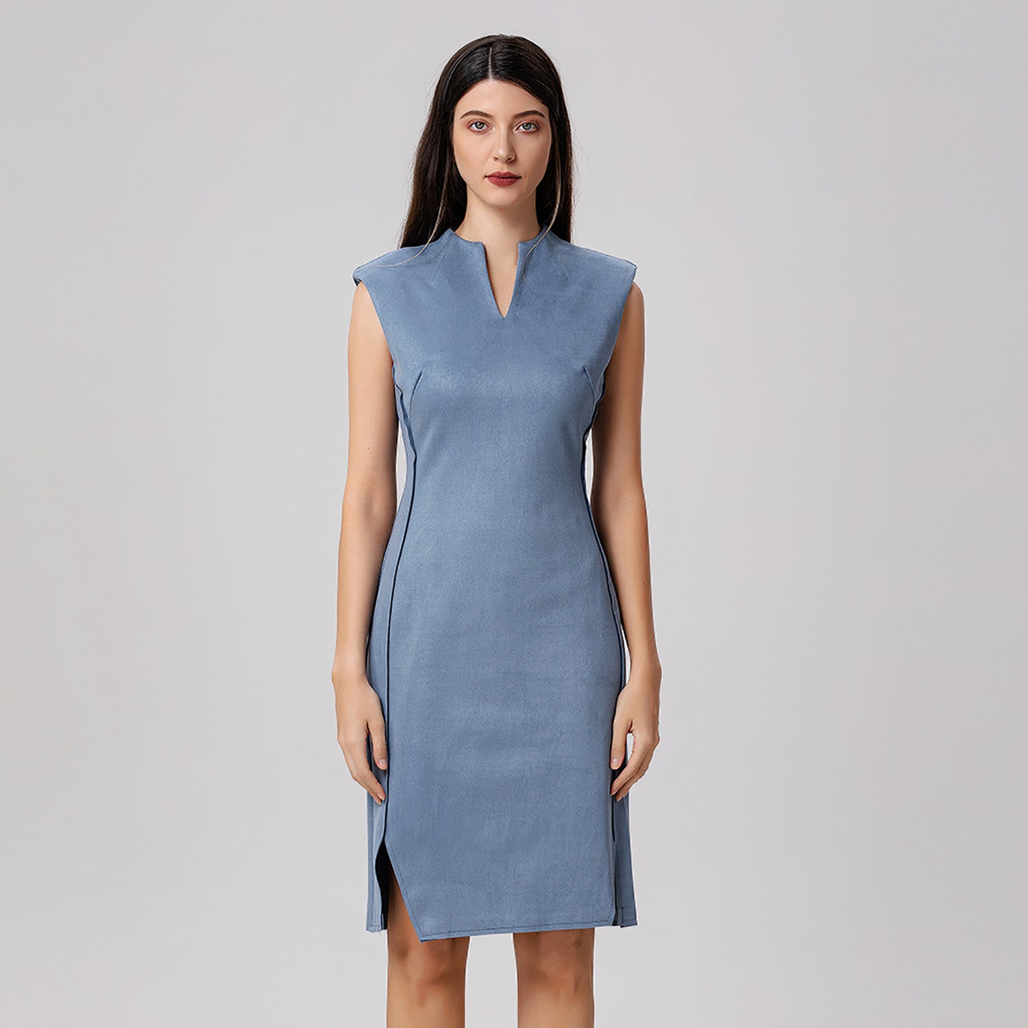 Robe courte ajustée à col V