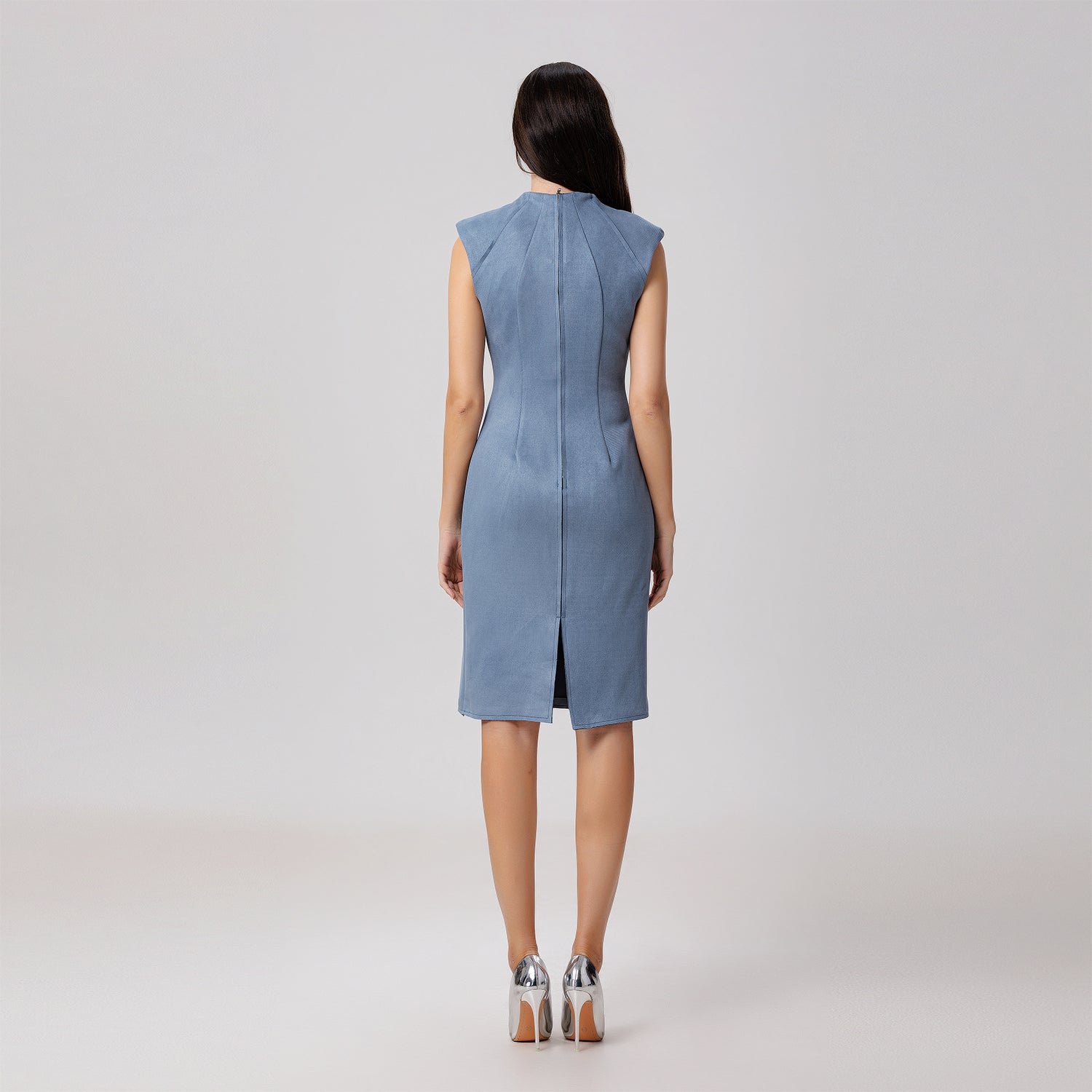 Robe courte ajustée à col V