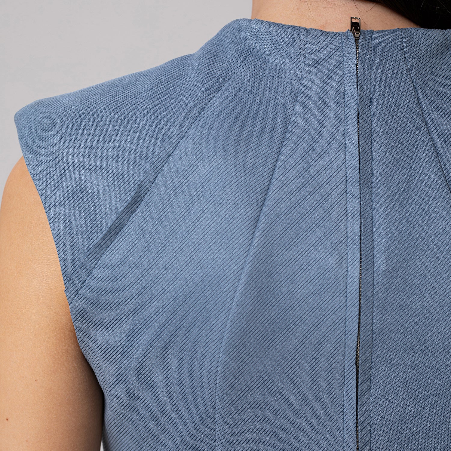 Robe courte ajustée à col V