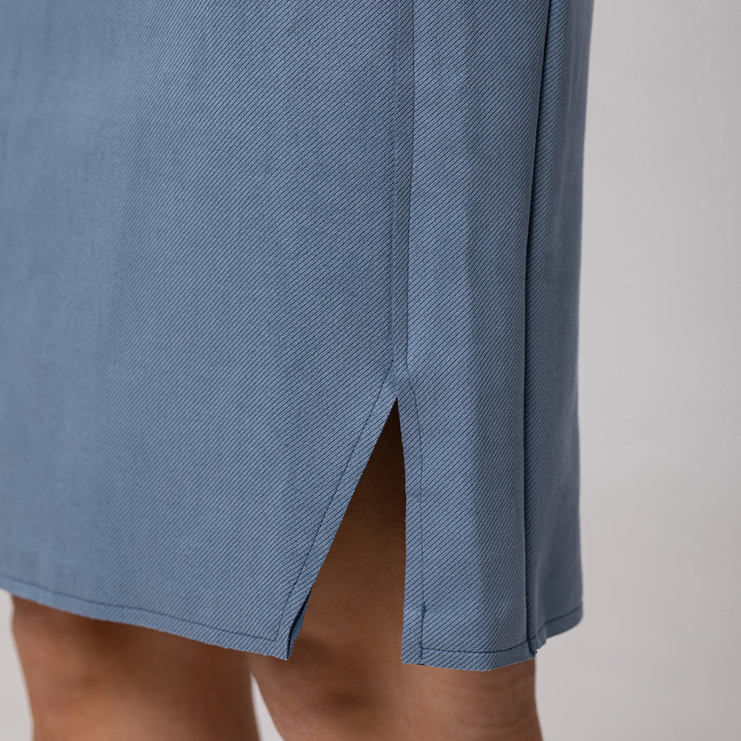 Robe courte ajustée à col V