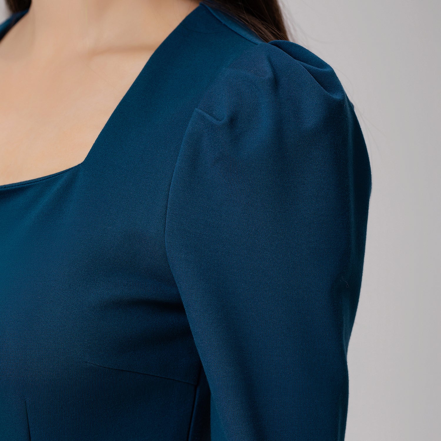 Robe ajustée à manches bouffantes