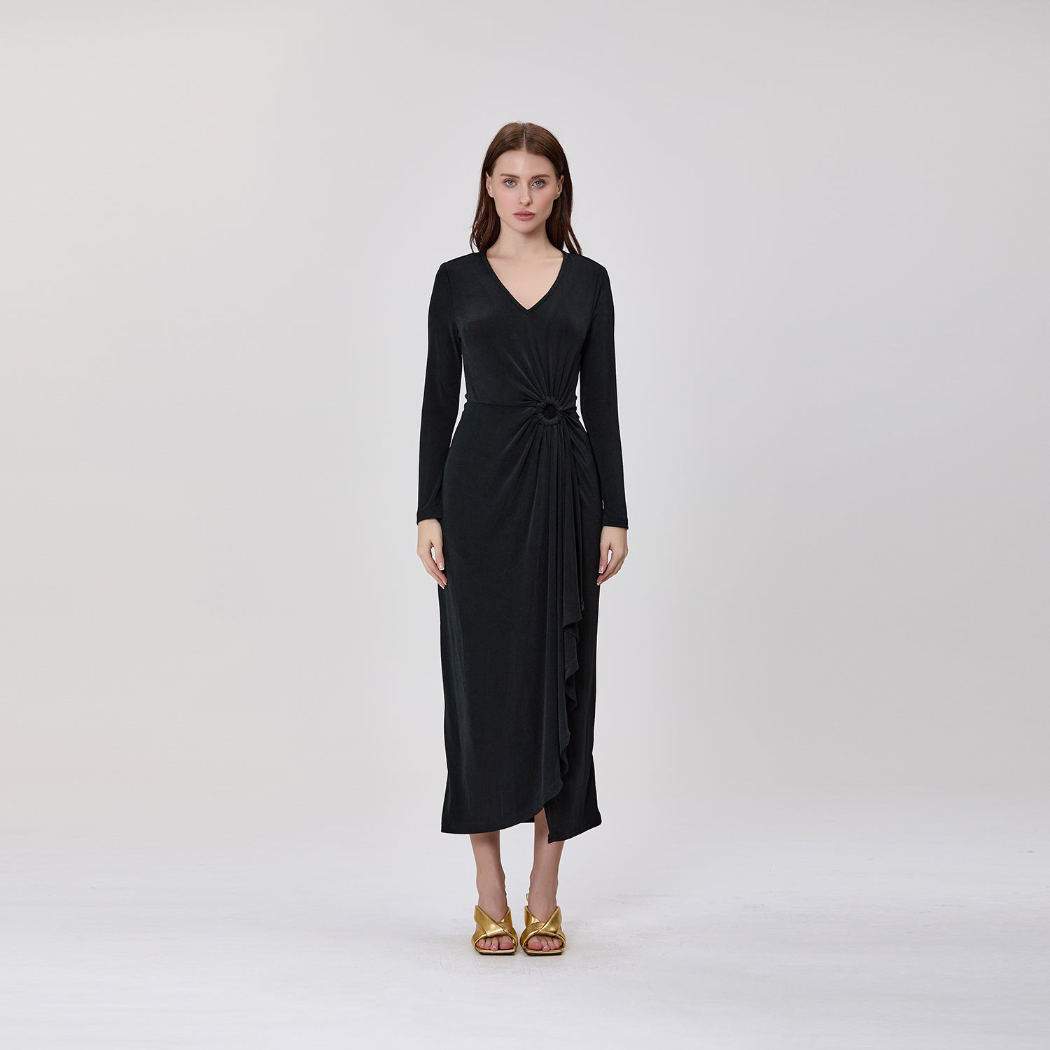 Robe longue à col V et drapé asymétrique
