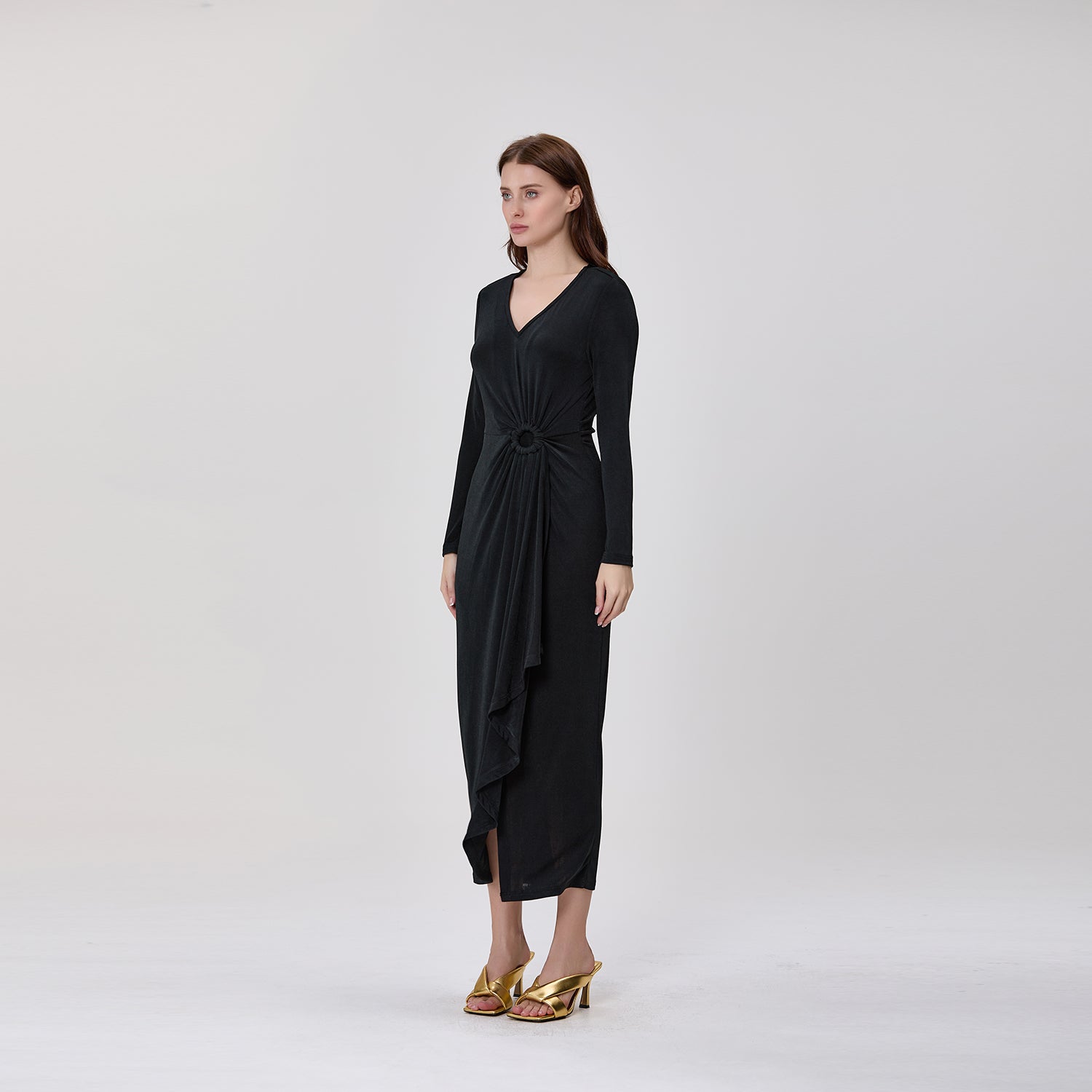 Robe longue à col V et drapé asymétrique