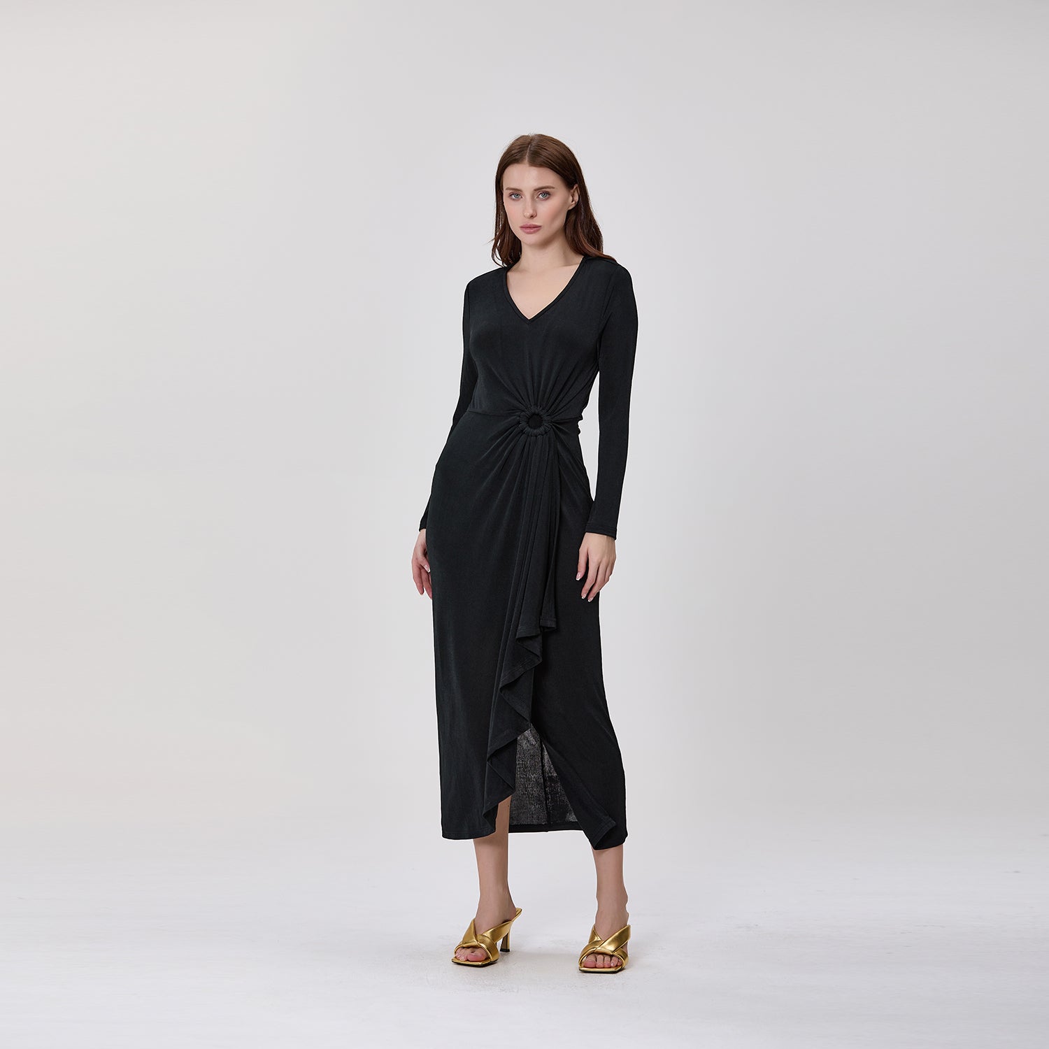 Robe longue à col V et drapé asymétrique