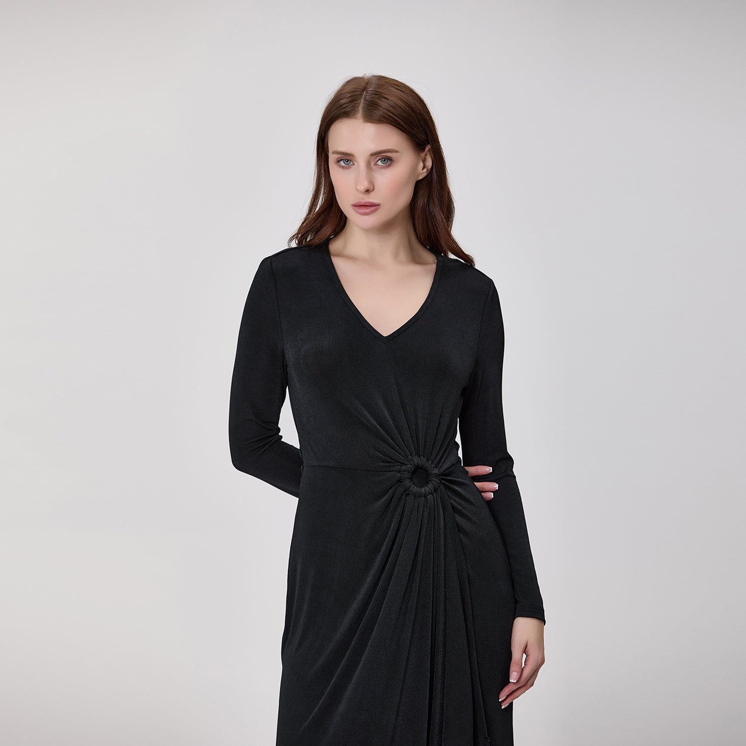 Robe longue à col V et drapé asymétrique