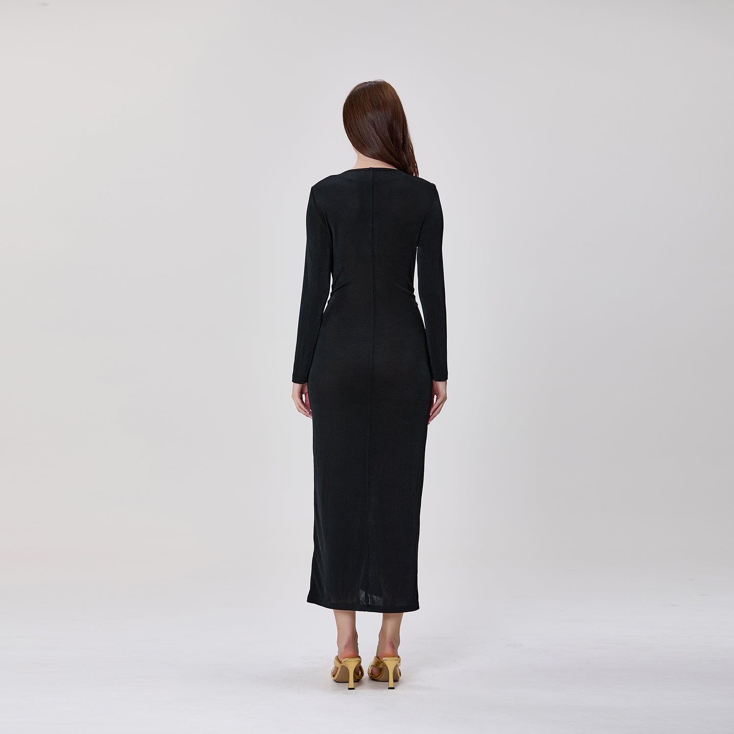 Robe longue à col V et drapé asymétrique