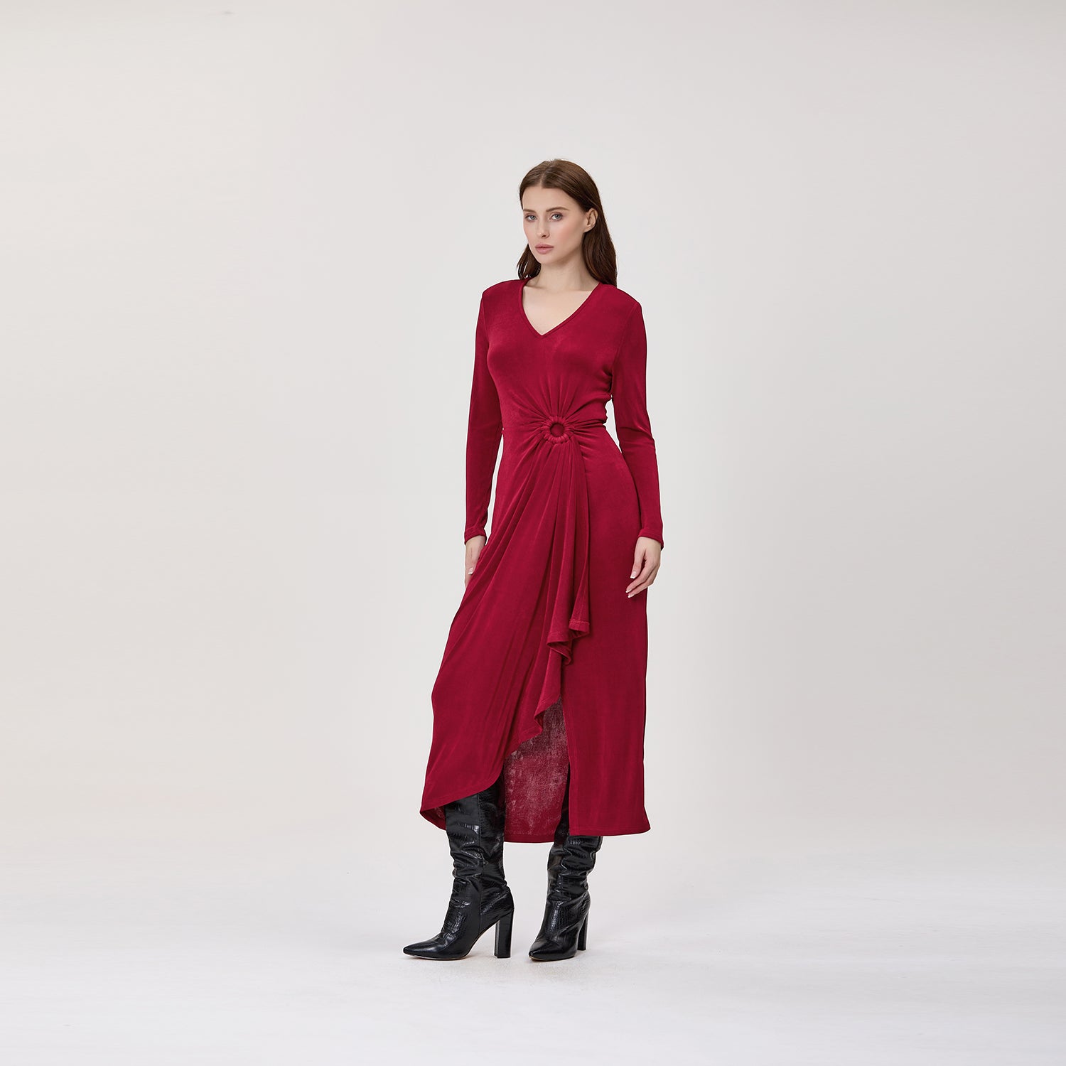 Robe longue à col V et drapé asymétrique