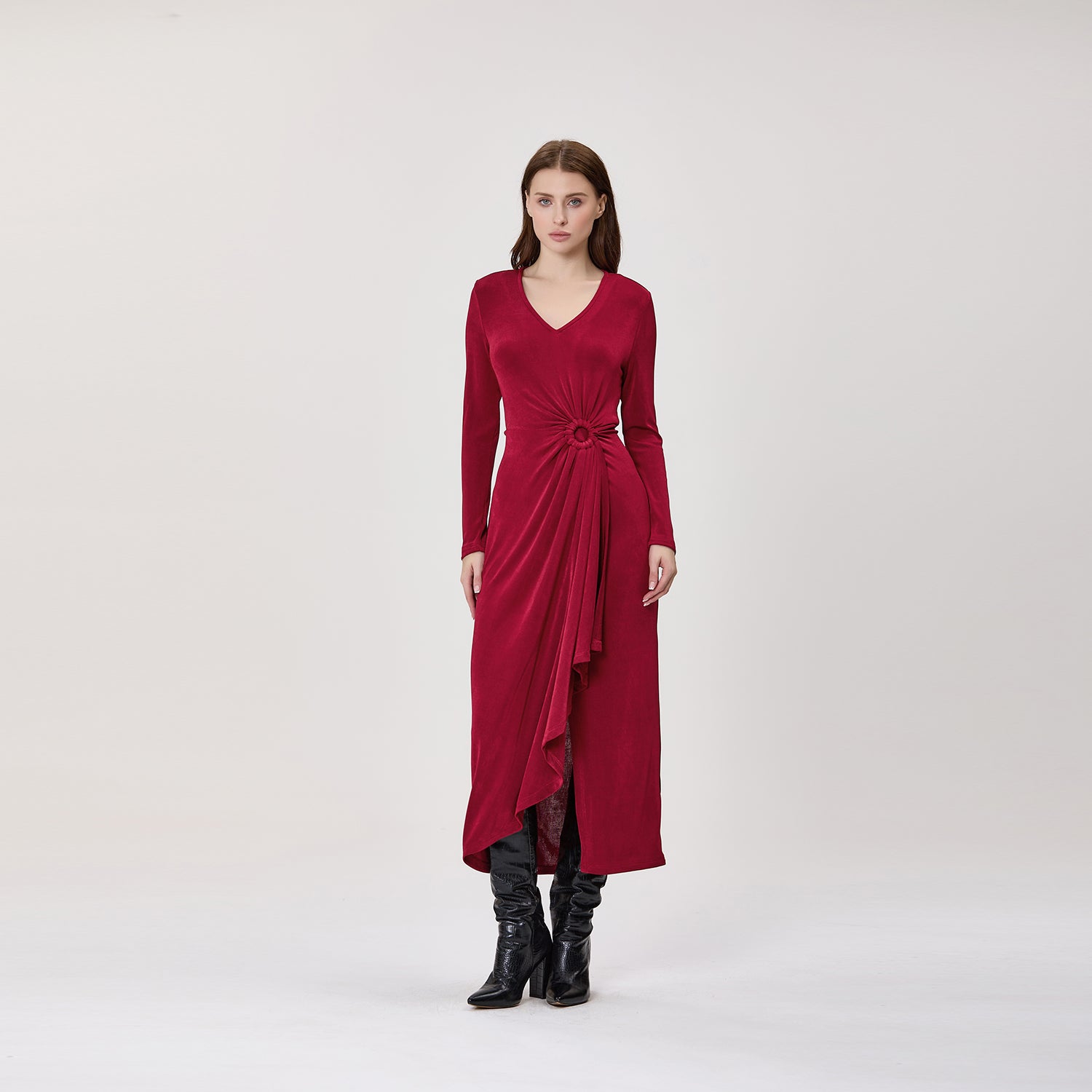 Robe longue à col V et drapé asymétrique