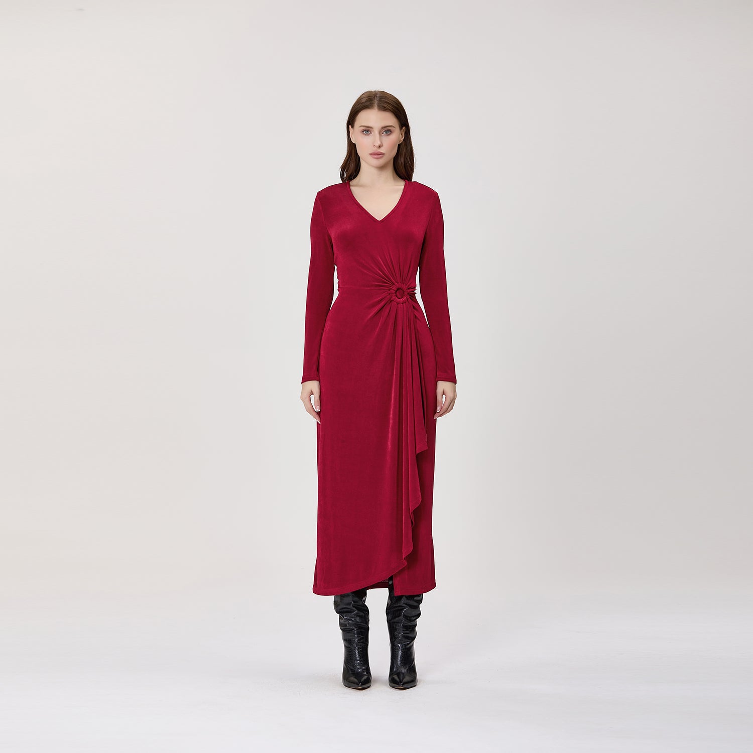 Robe longue à col V et drapé asymétrique