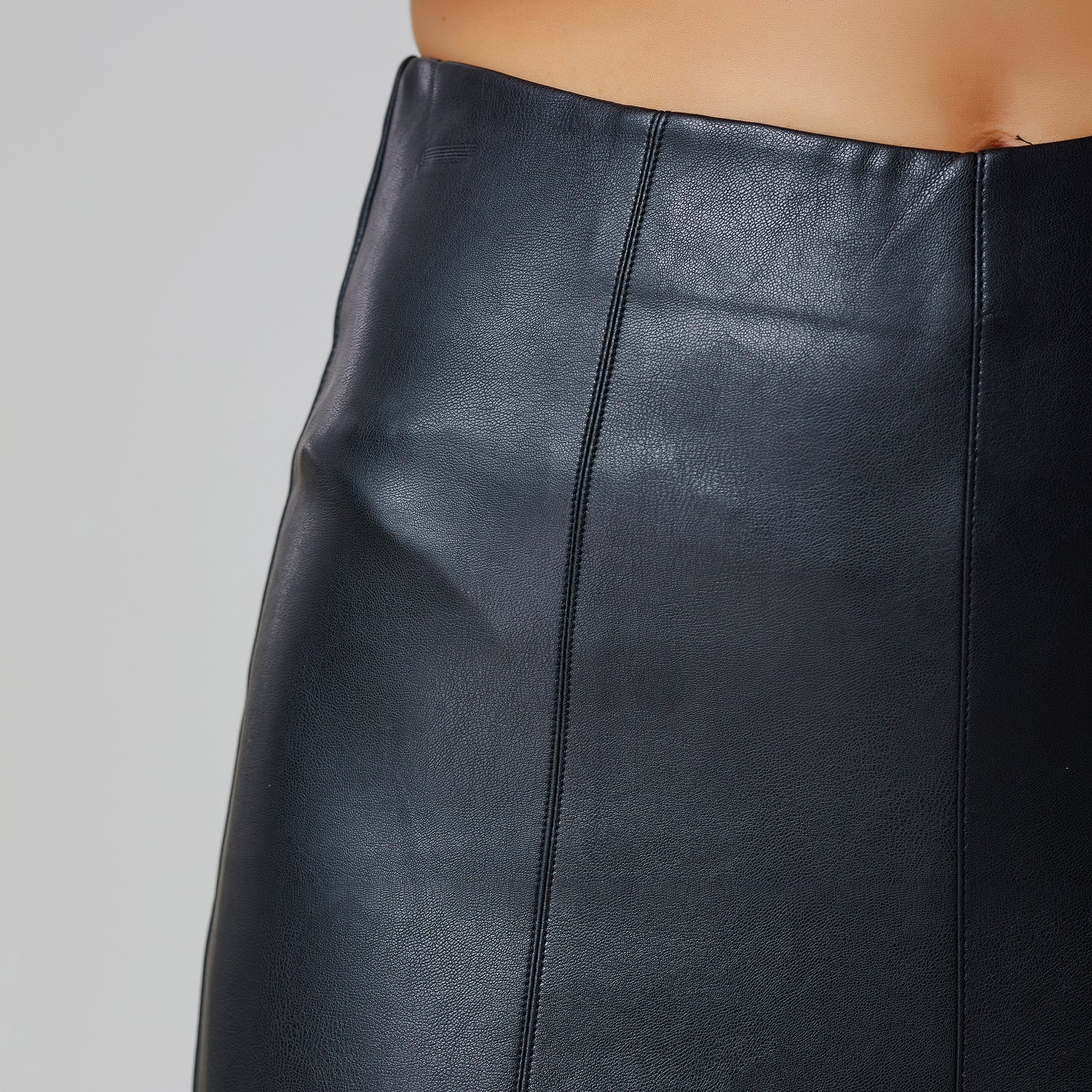 Pantalon cigarette en simili cuir