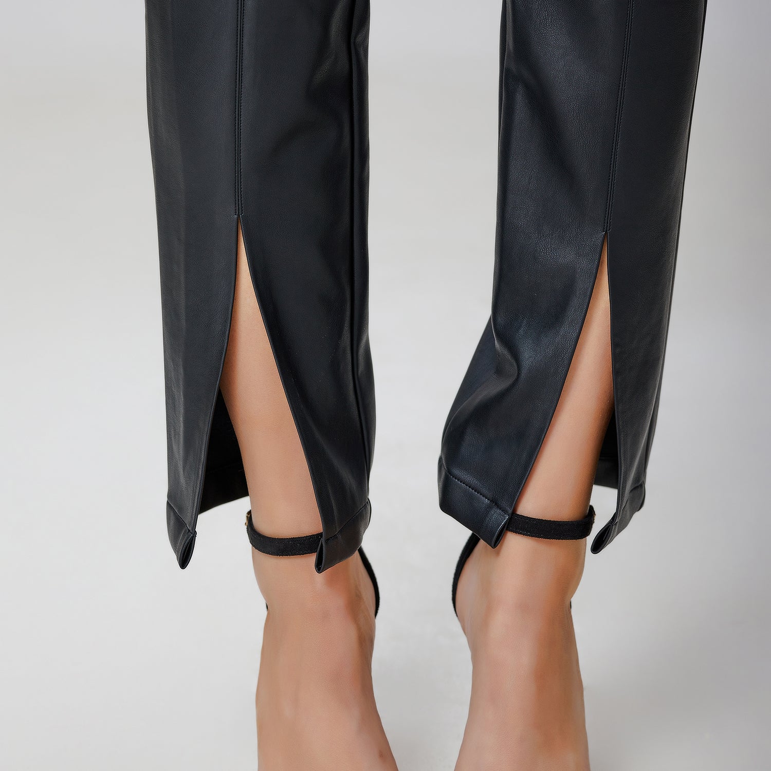 Pantalon cigarette en simili cuir