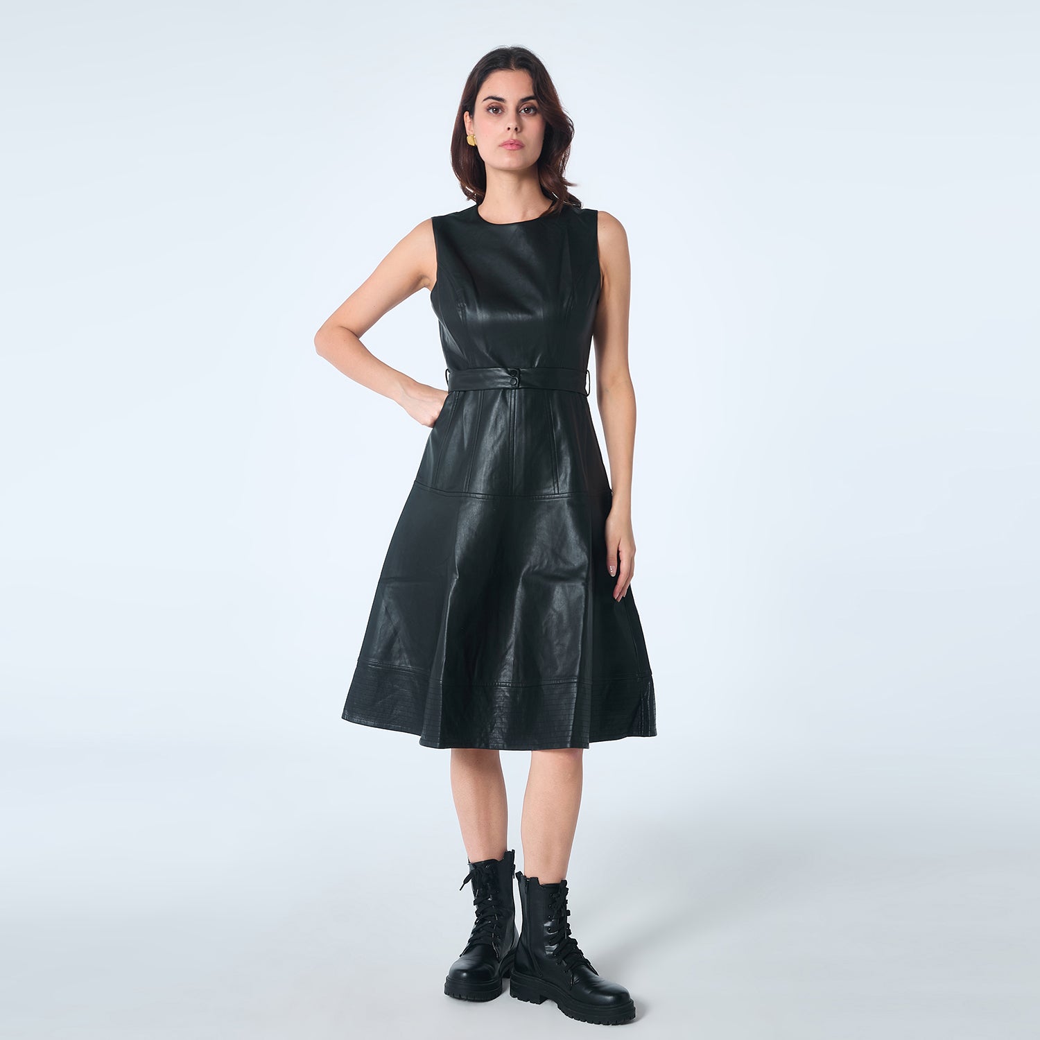 Robe sans manche évasée en simili cuir
