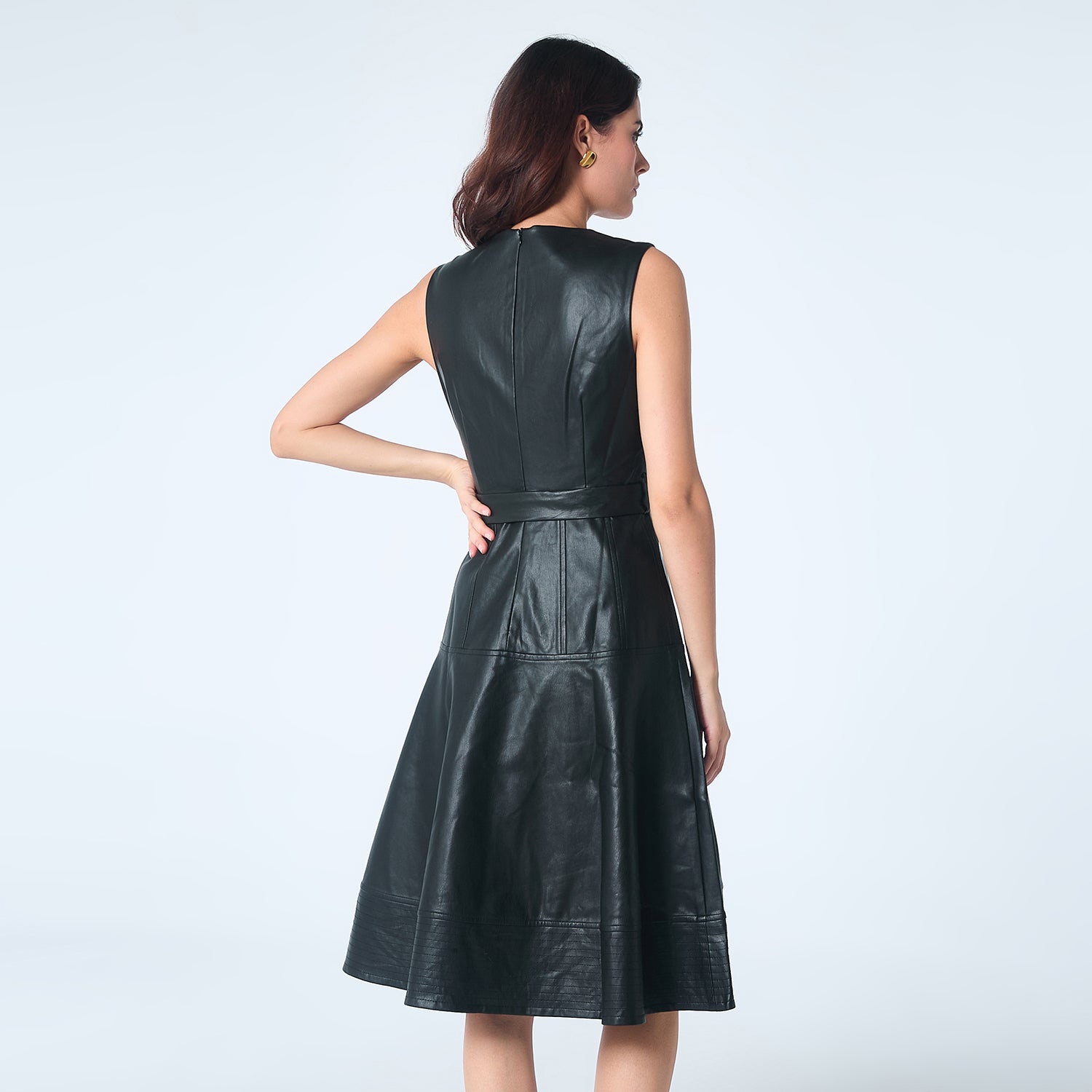 Robe sans manche évasée en simili cuir
