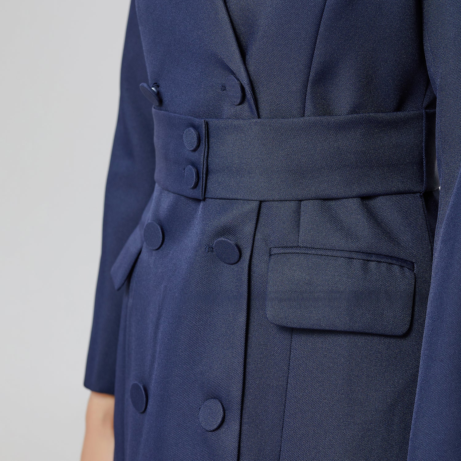 Manteau tailleur à large ceinture