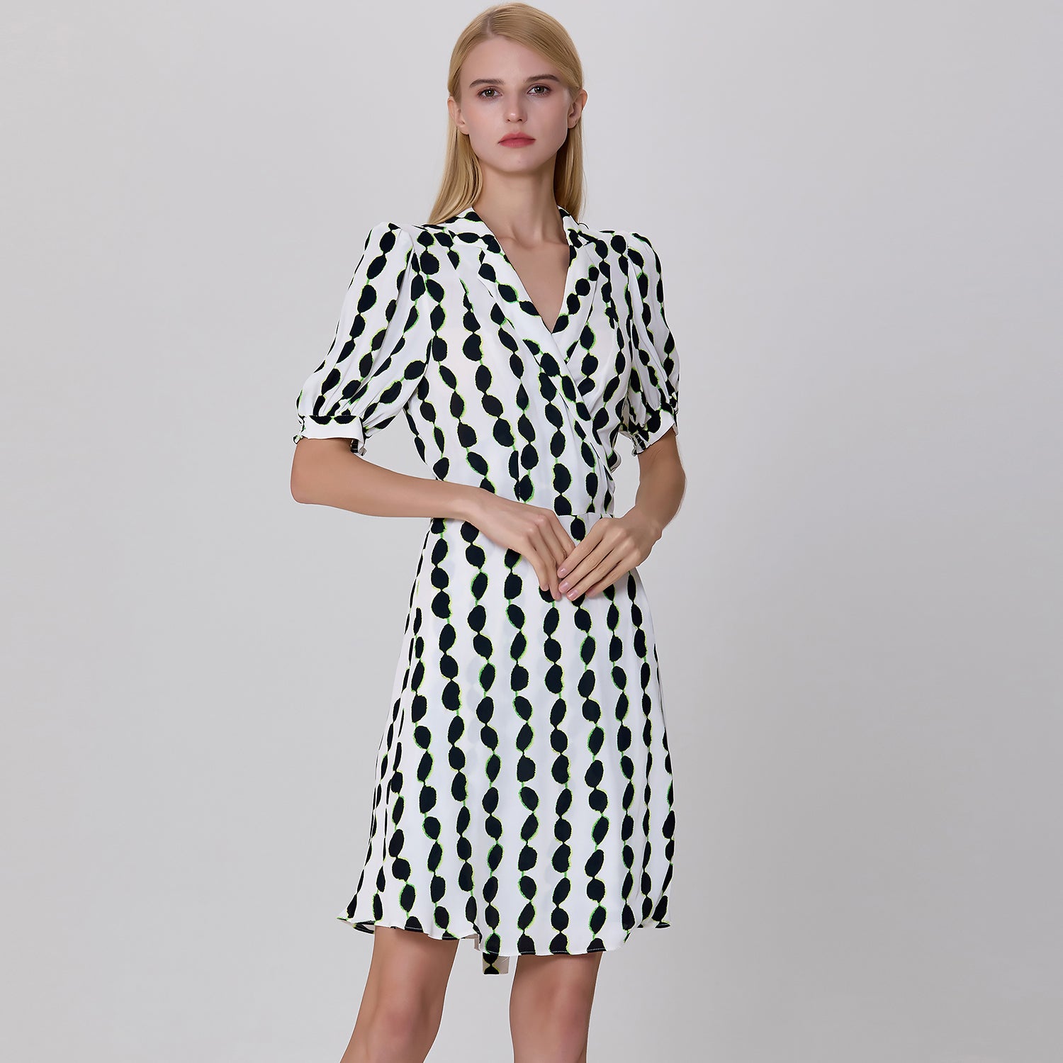 Robe courte portefeuille à col tailleur et imprimé graphique