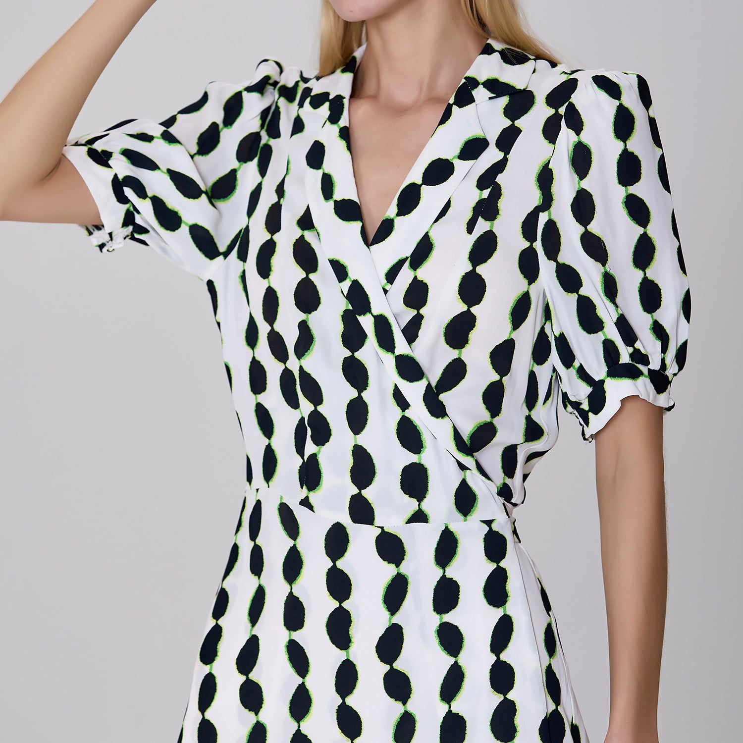 Robe courte portefeuille à col tailleur et imprimé graphique