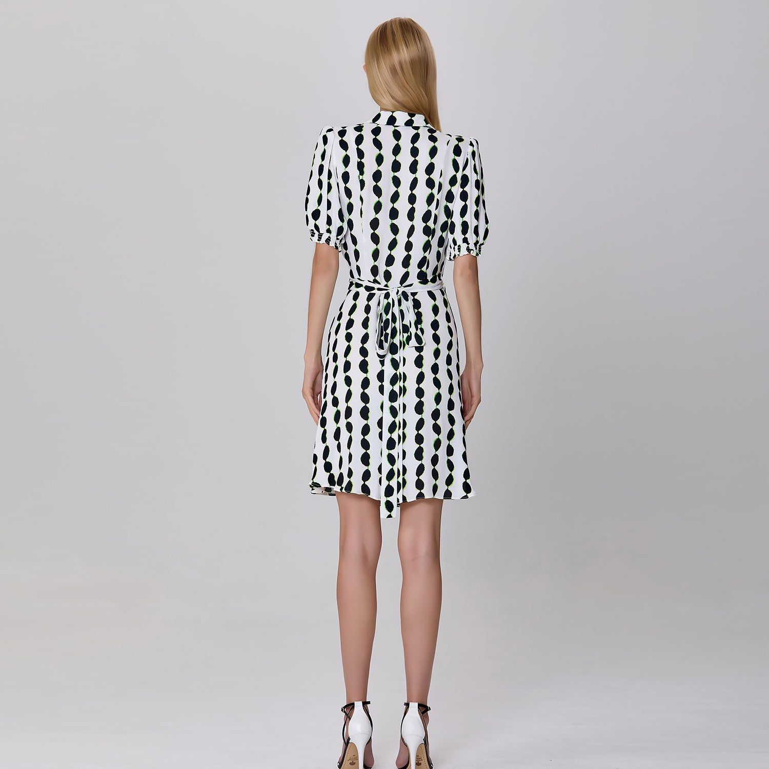 Robe courte portefeuille à col tailleur et imprimé graphique