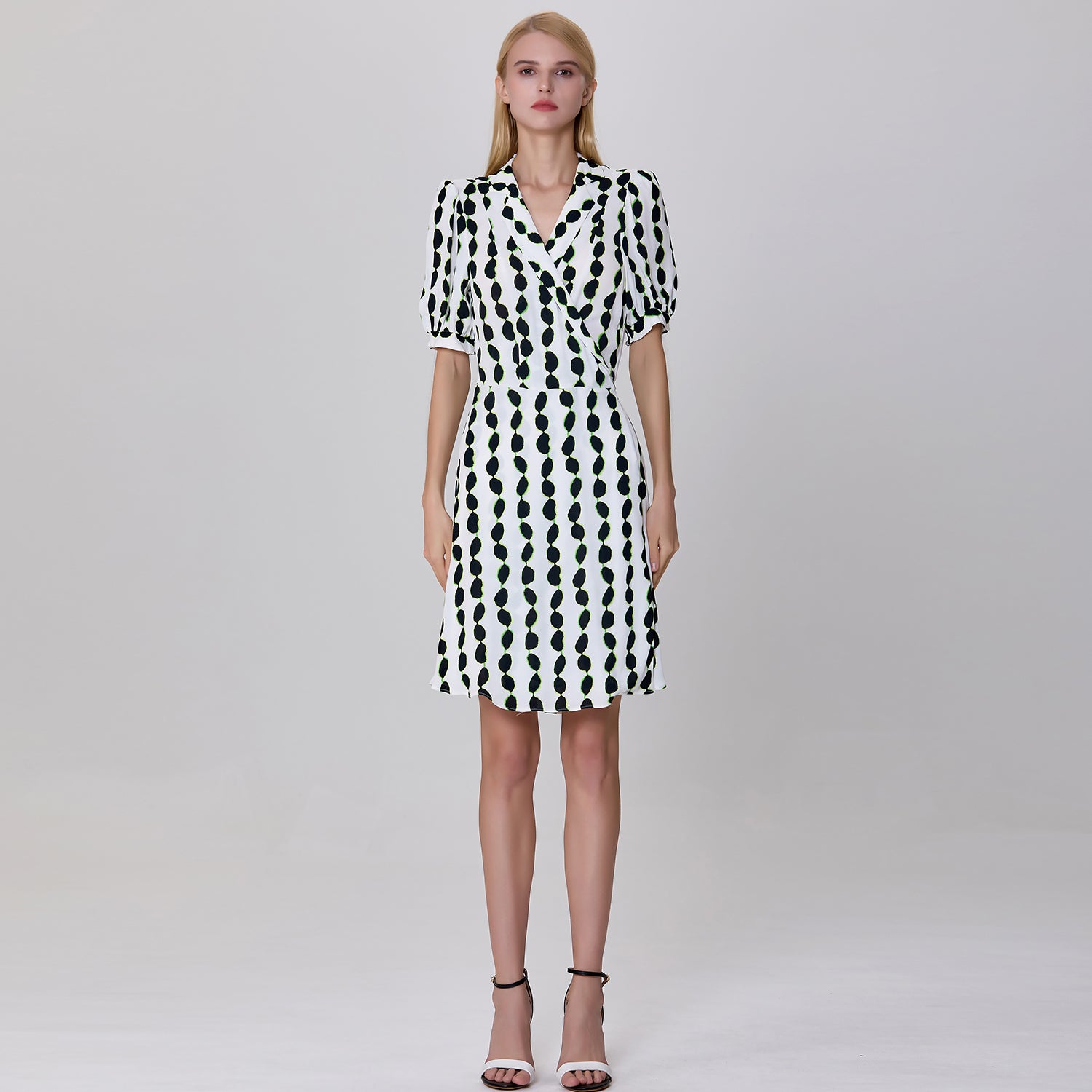 Robe courte portefeuille à col tailleur et imprimé graphique