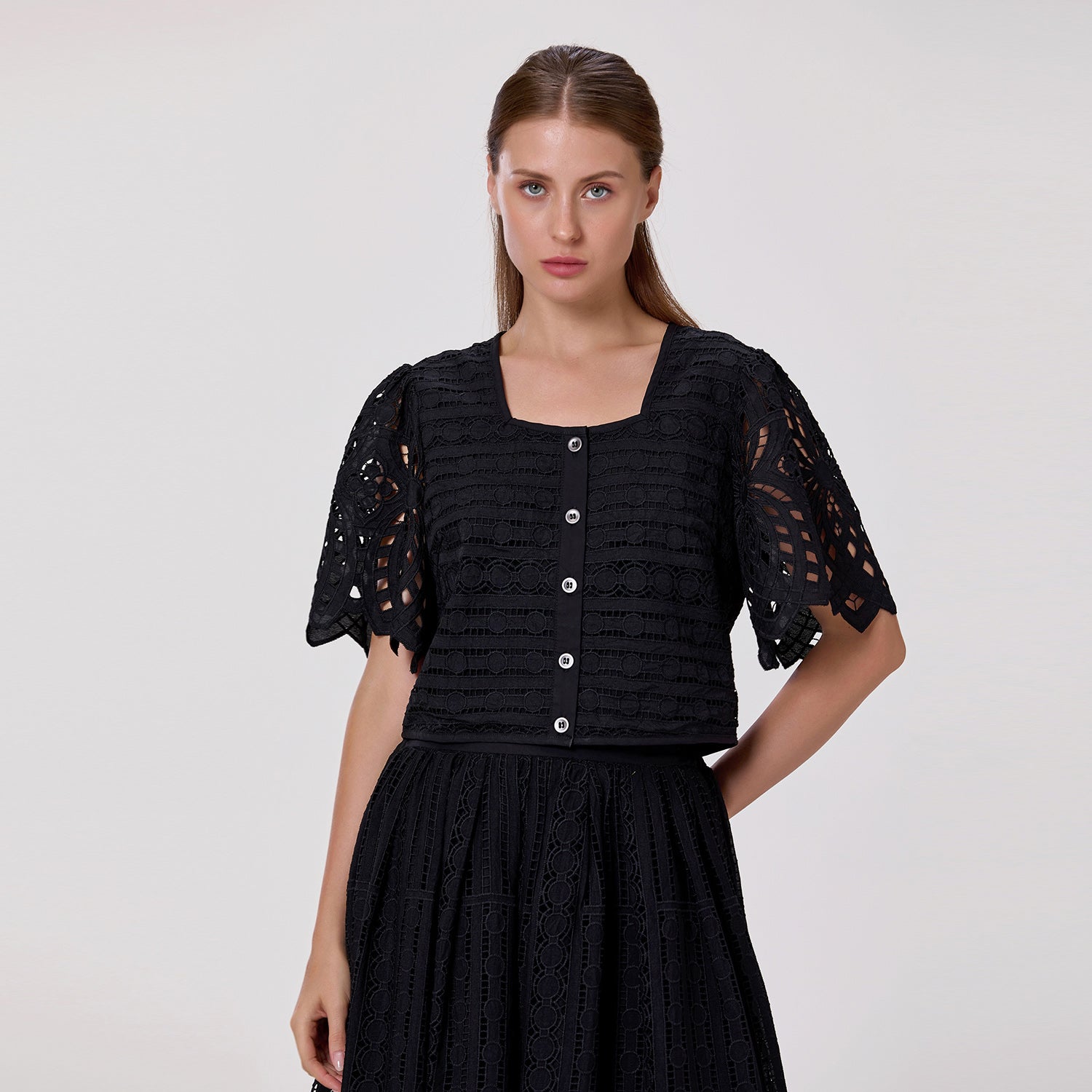 Blouse en dentelle brodée à boutons